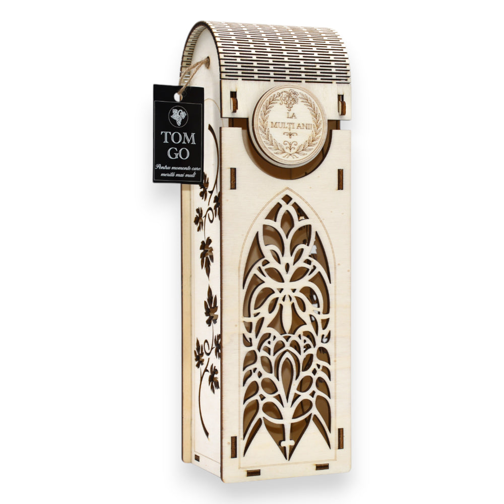 Cutie din lemn pentru vin, model gotic cu decupaj floral și inscripție „La Mulți Ani”, ideală pentru cadouri speciale.
