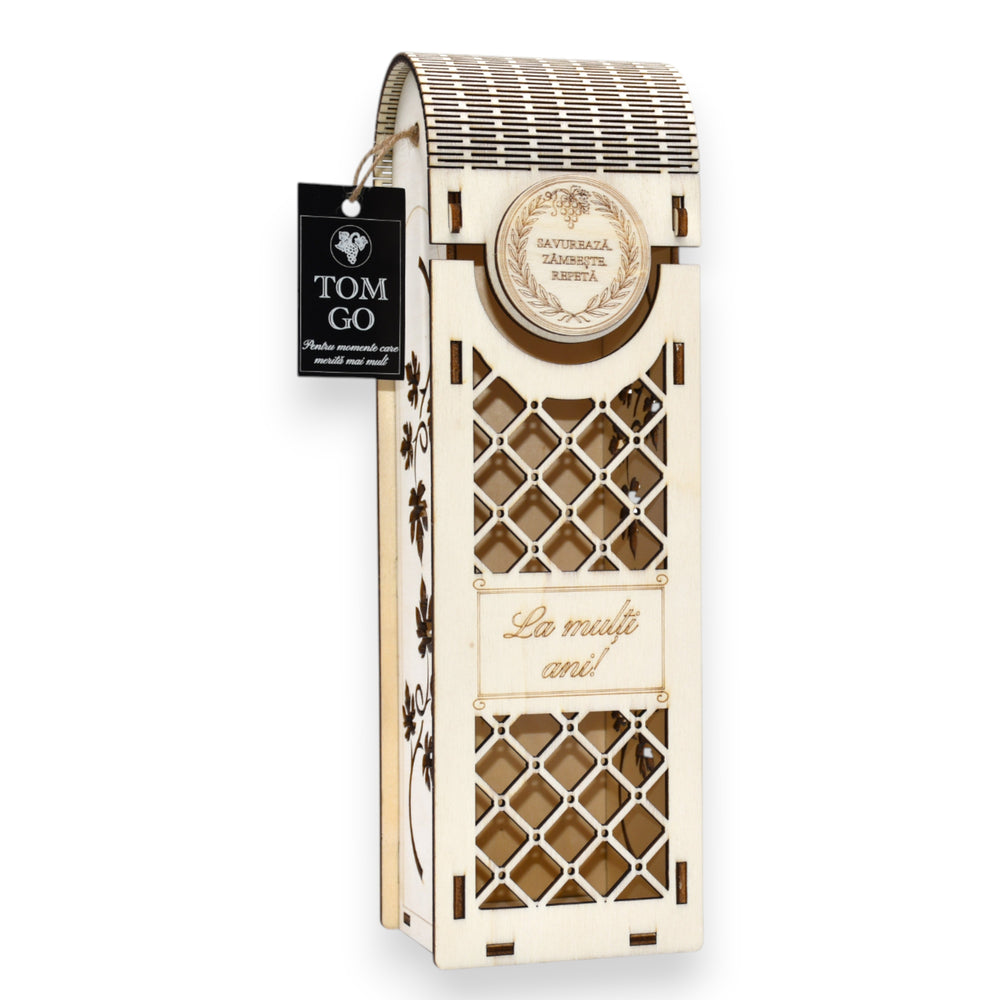Cutie elegantă din lemn pentru vin, cu mesaj „La mulți ani” și decupaje decorative, cadou premium.