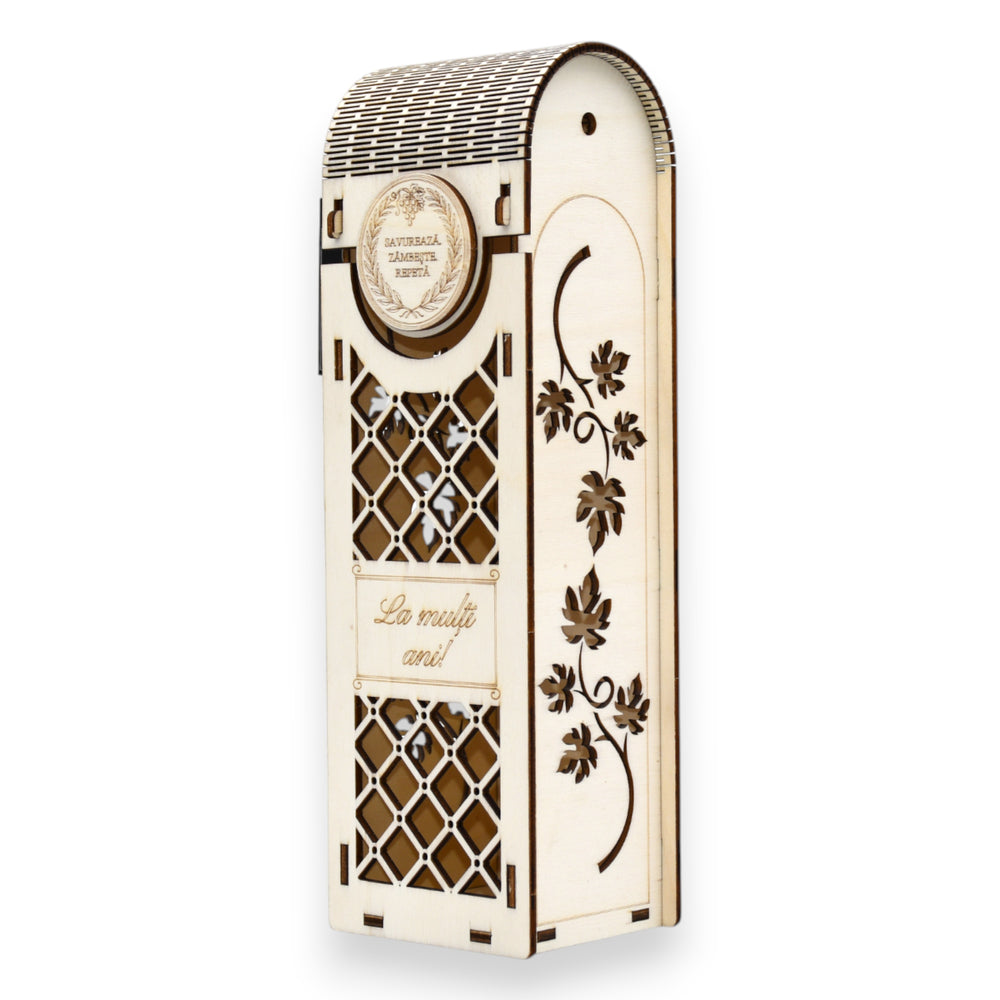 Cutie lemn pentru vin, gravată cu model viță de vie și inscripție „La mulți ani”, ideală pentru ocazii speciale.