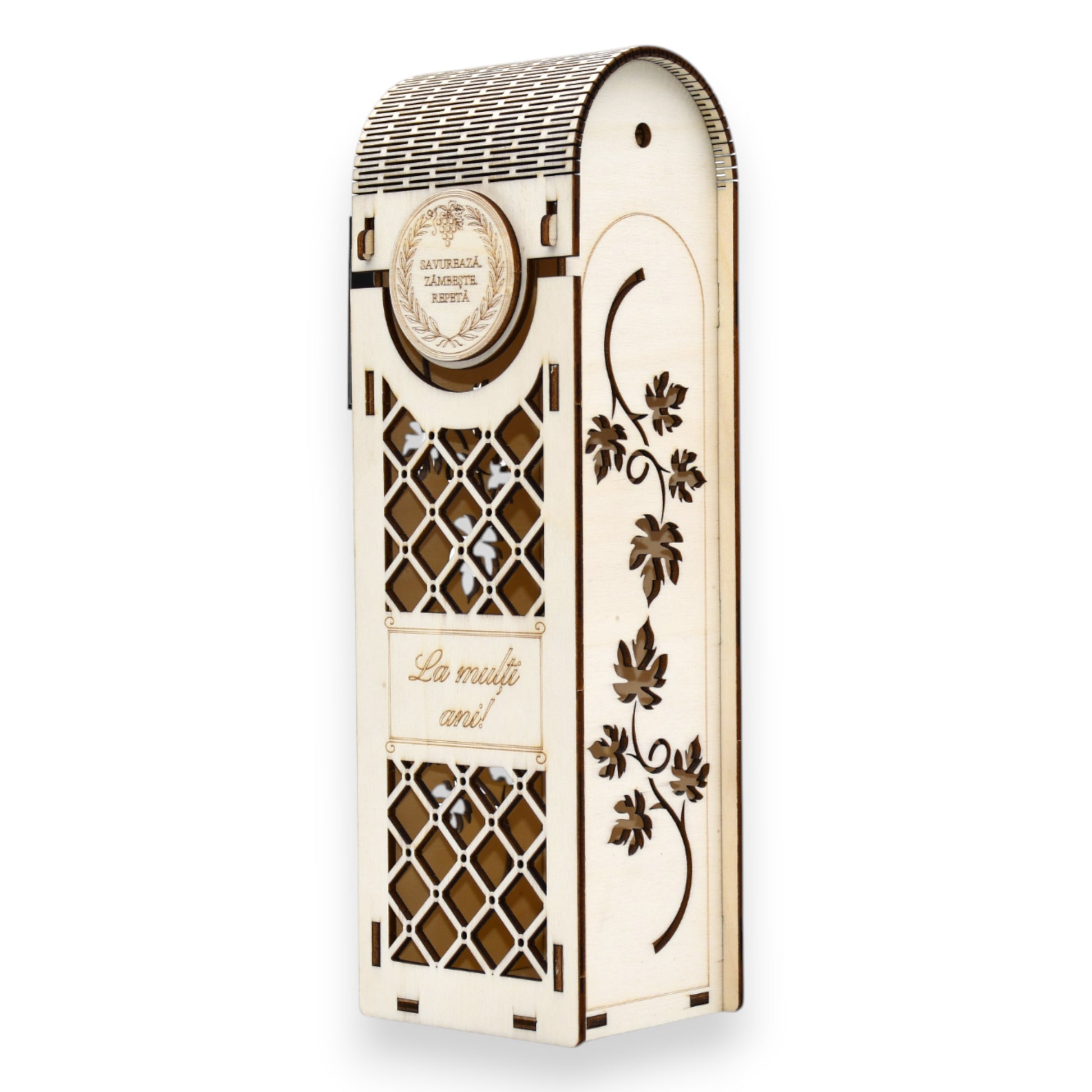 Cutie lemn pentru vin, gravată cu model viță de vie și inscripție „La mulți ani”, ideală pentru ocazii speciale.