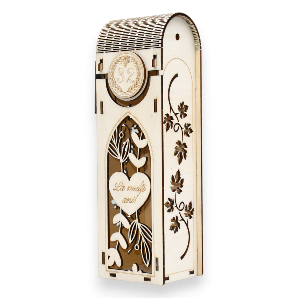 Ambalaj vin personalizat din lemn, model viță-de-vie, gravură „La mulți ani!”, design elegant pentru cadouri speciale.