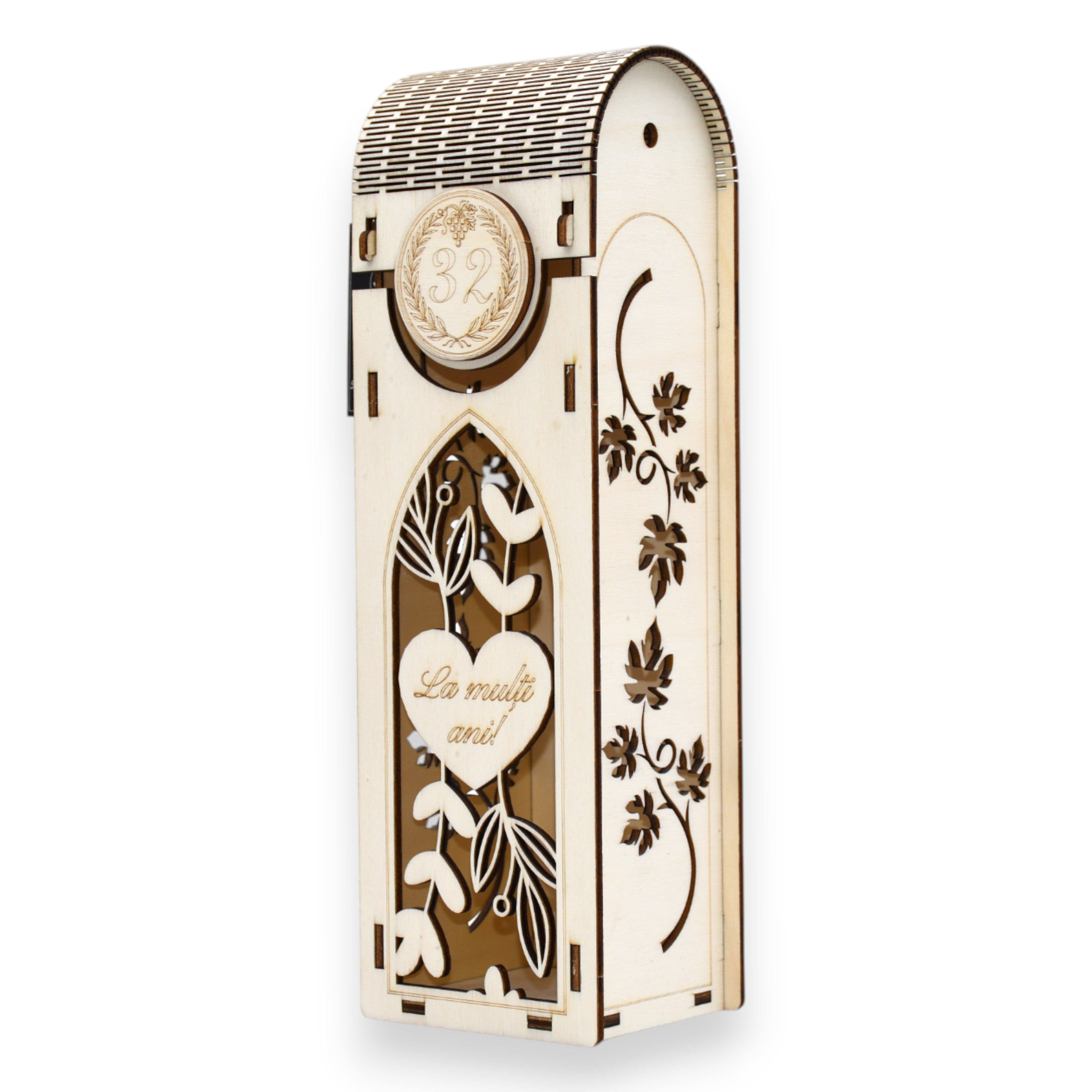 Ambalaj vin personalizat din lemn, model viță-de-vie, gravură „La mulți ani!”, design elegant pentru cadouri speciale.