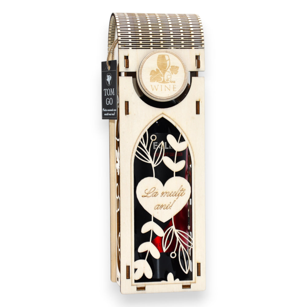 Ambalaj vin din lemn cu mesaj „La mulți ani!” și decupaj viță-de-vie, potrivit pentru aniversări și onomastici.