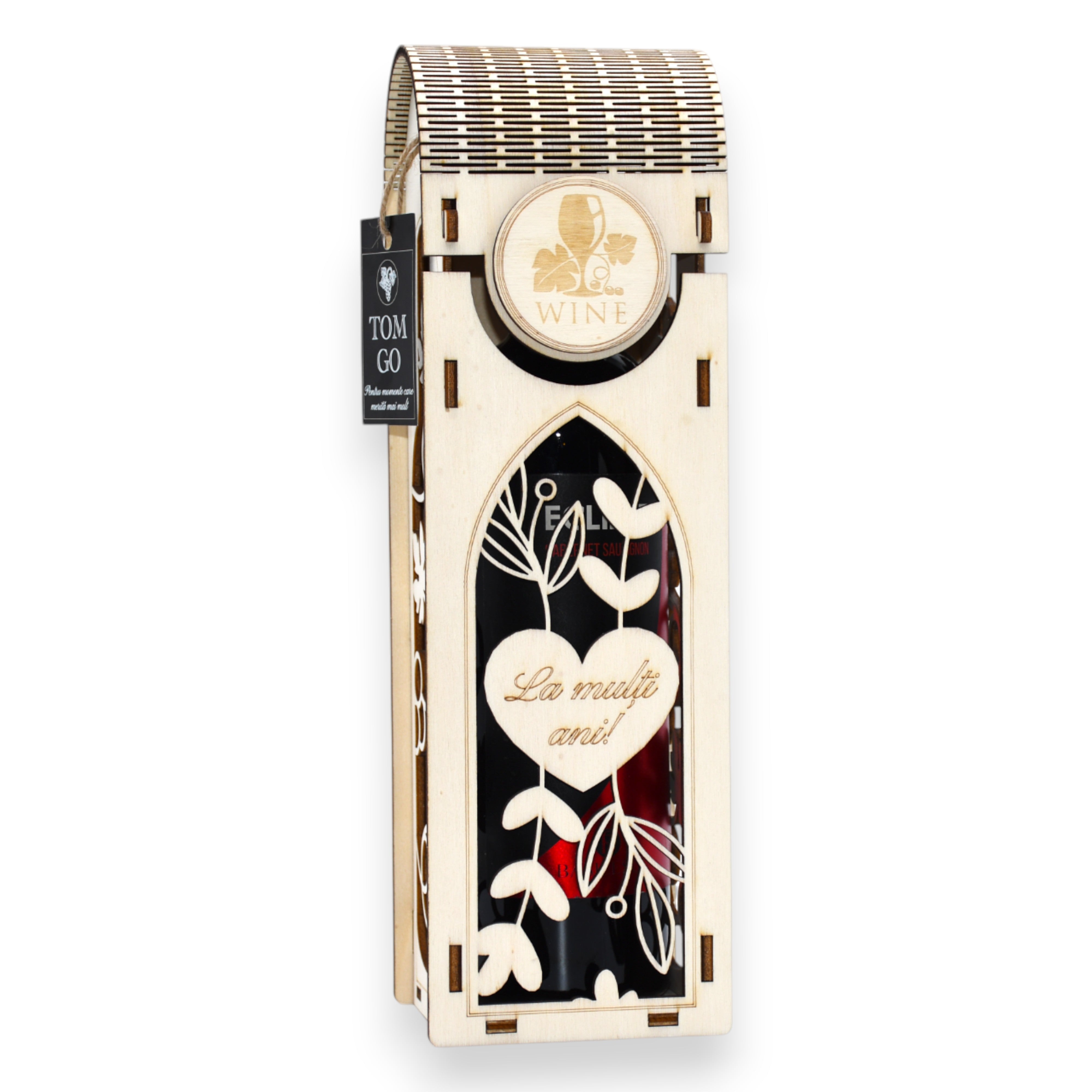 Ambalaj vin din lemn cu mesaj „La mulți ani!” și decupaj viță-de-vie, potrivit pentru aniversări și onomastici.
