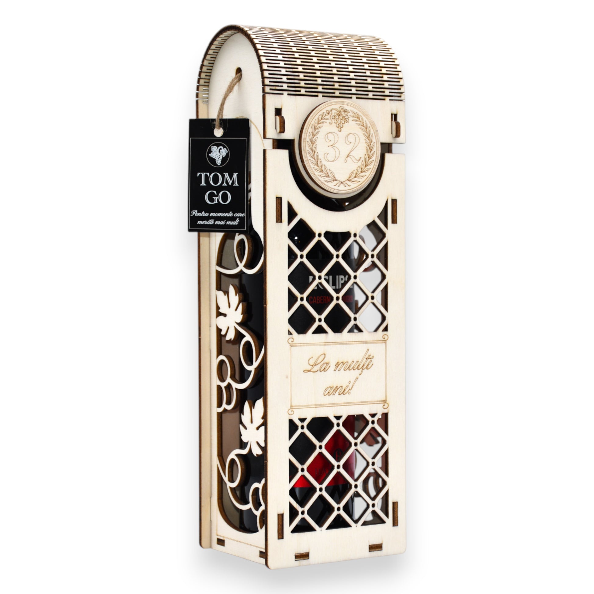 Cutie vin lemn gravată „La mulți ani” cu model sticlă și viță de vie, design elegant și decupaje frontale.