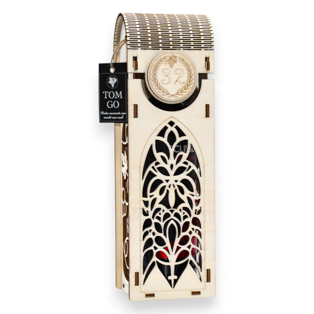 Cutie vin elegantă cu capac rotunjit, gravură „32” și design floral gotic frontal