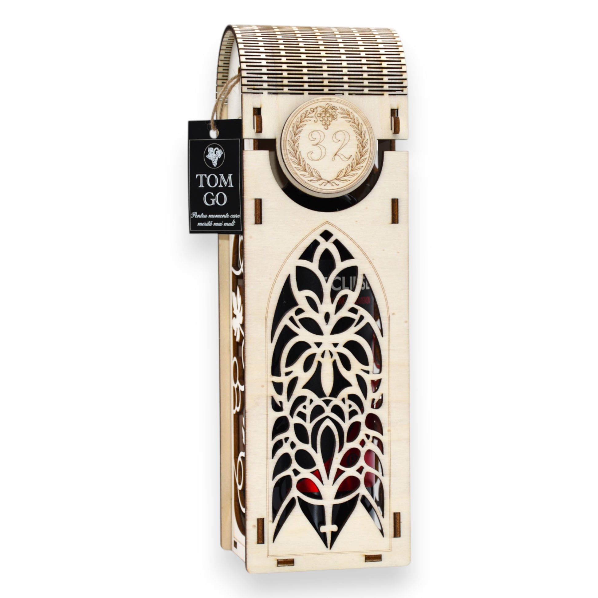 Cutie vin elegantă cu capac rotunjit, gravură „32” și design floral gotic frontal