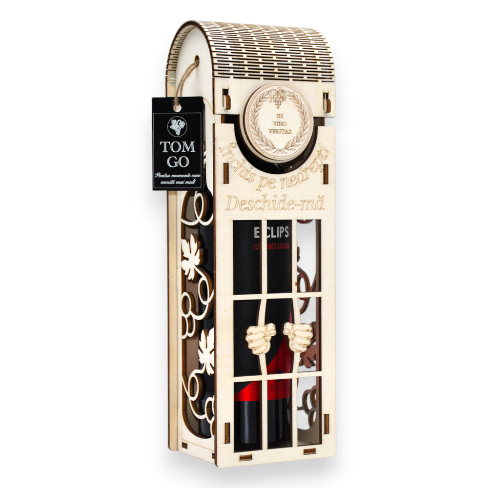Cutie vin cu mesaj „Închis pe nedrept”, capac rotund „In vino veritas” și mâini 3D – design amuzant și sofisticat