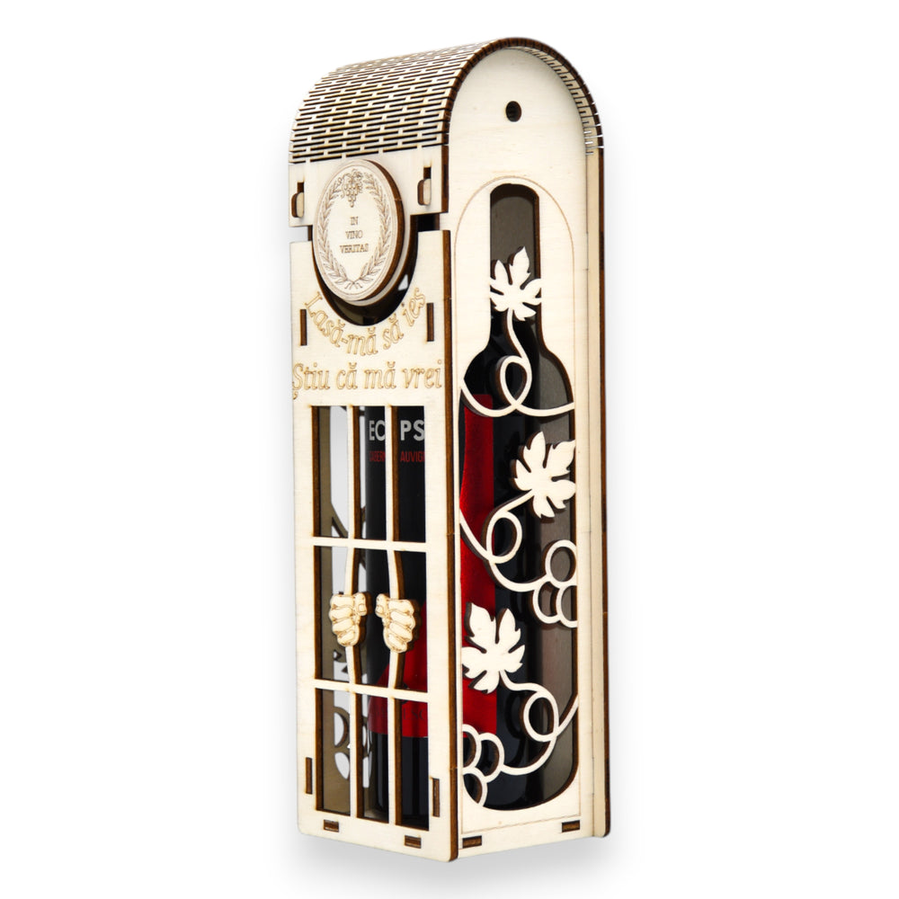 Cutie din lemn pentru vin cu model artistic de frunză și ciorchine pe laterale.