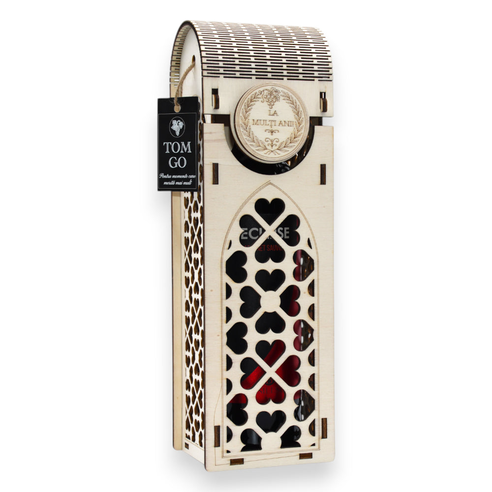 utie elegantă din lemn pentru sticlă de vin, model gotic cu decupaje multiple, inscripție „La Mulți Ani”, cadou aniversar.