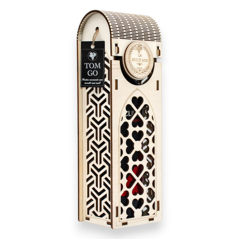 Cutie vin din lemn cu mesaj „La Mulți Ani”, față cu inimioare decupate și lateral cu model geometric.