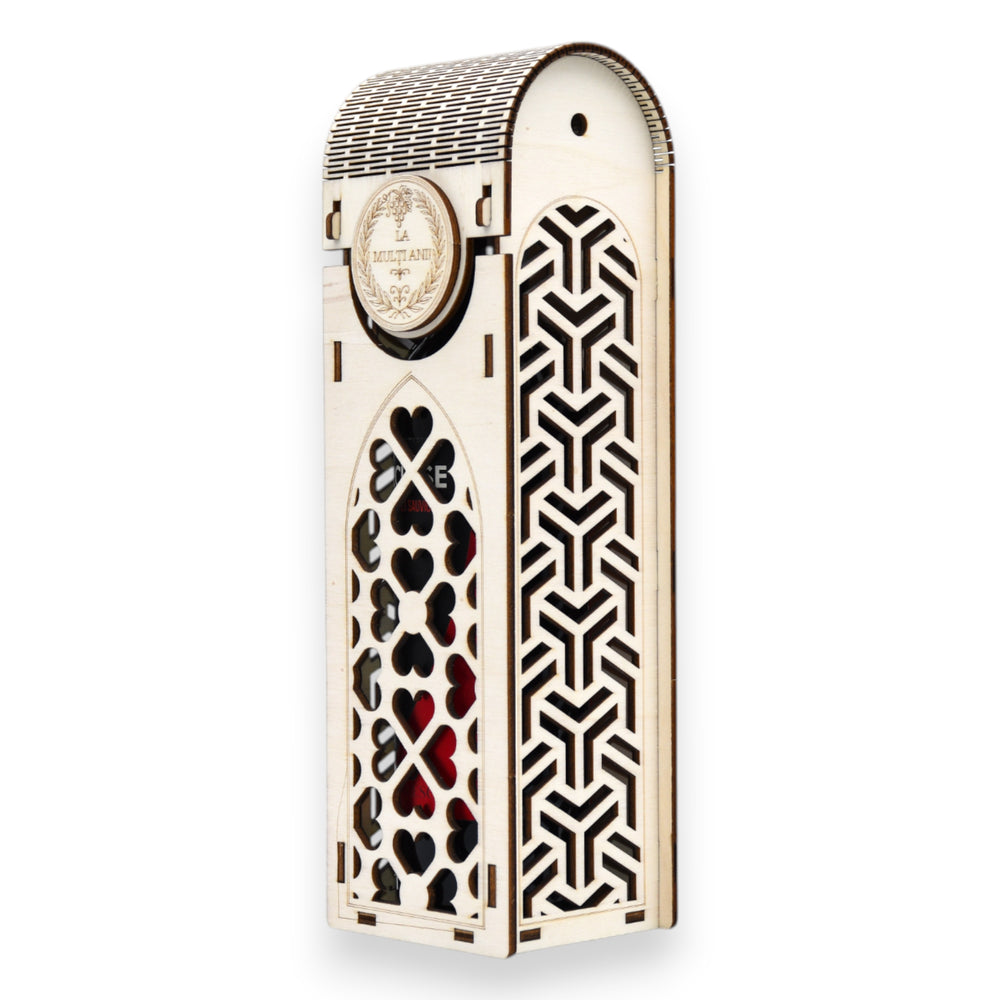 Cutie vin lemn, vedere laterală cu model geometric și față cu inimioare decupate.