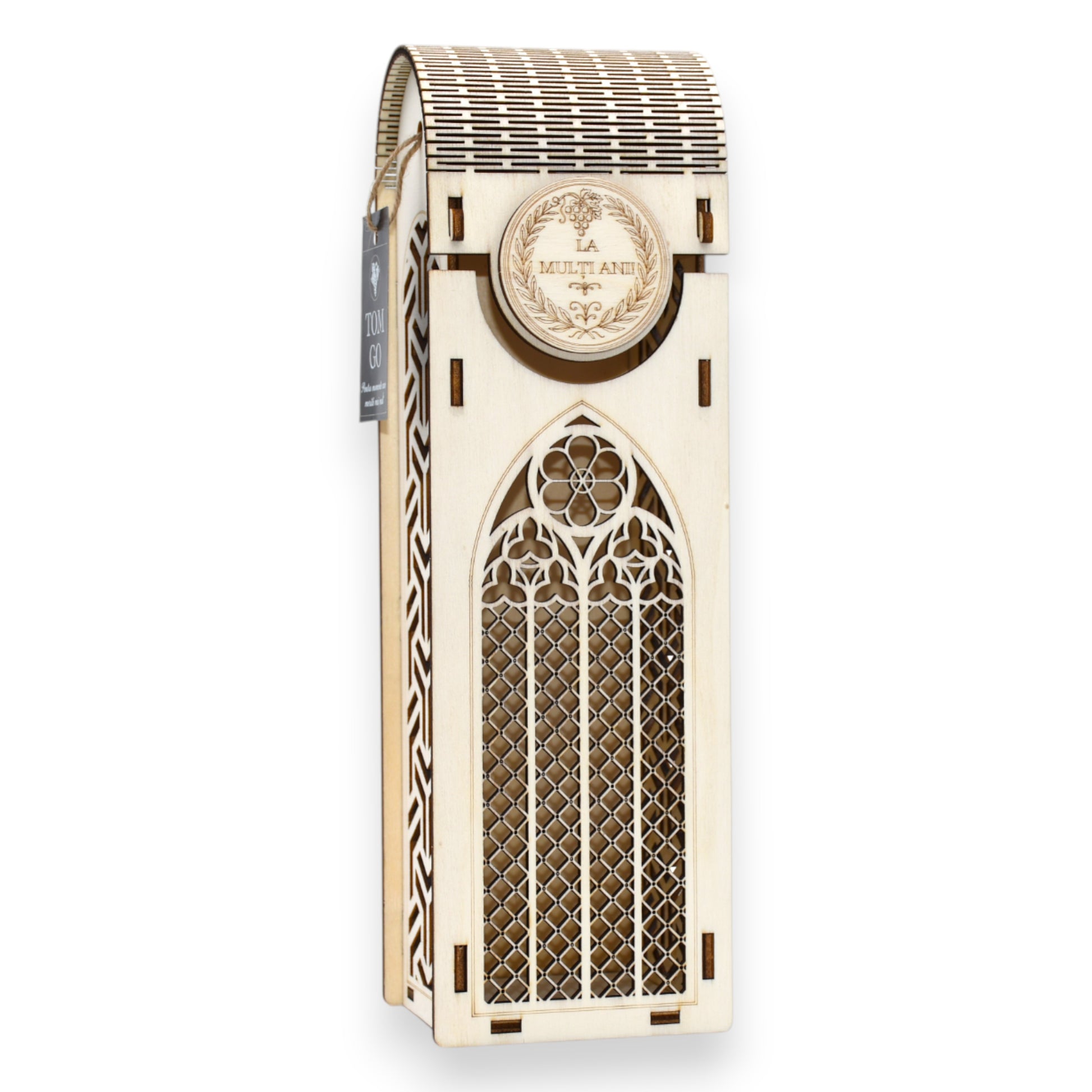 Cutie din lemn pentru vin cu capac rotunjit, decupaje detaliate și inscripție aniversară