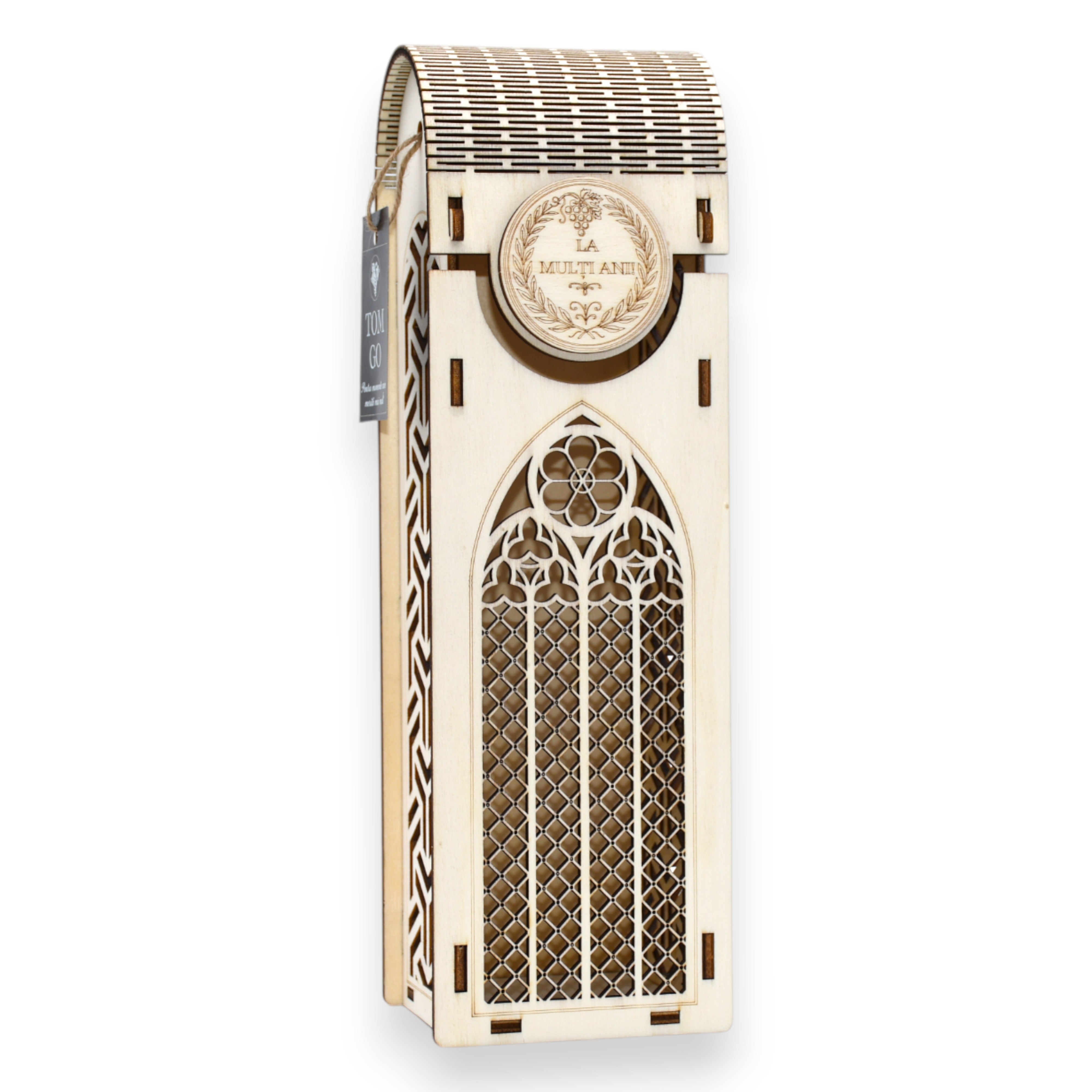 Cutie din lemn pentru vin cu capac rotunjit, decupaje detaliate și inscripție aniversară