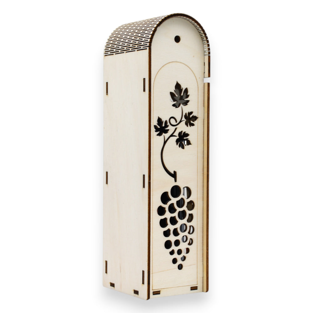 Spatele cutiei vin din lemn cu decupaj struguri, design elegant.