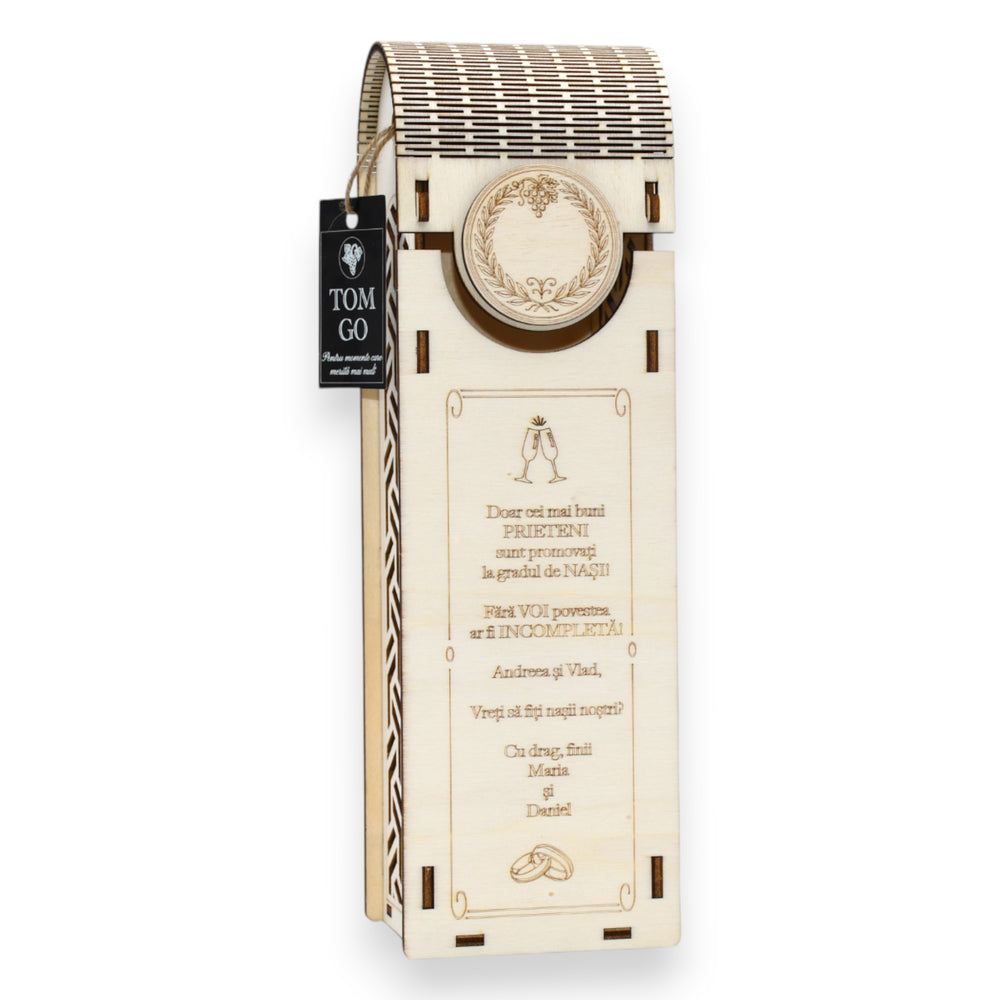 Cutie cadou din lemn pentru vin, cu laterale decupate în model geometric modern și gravură text.