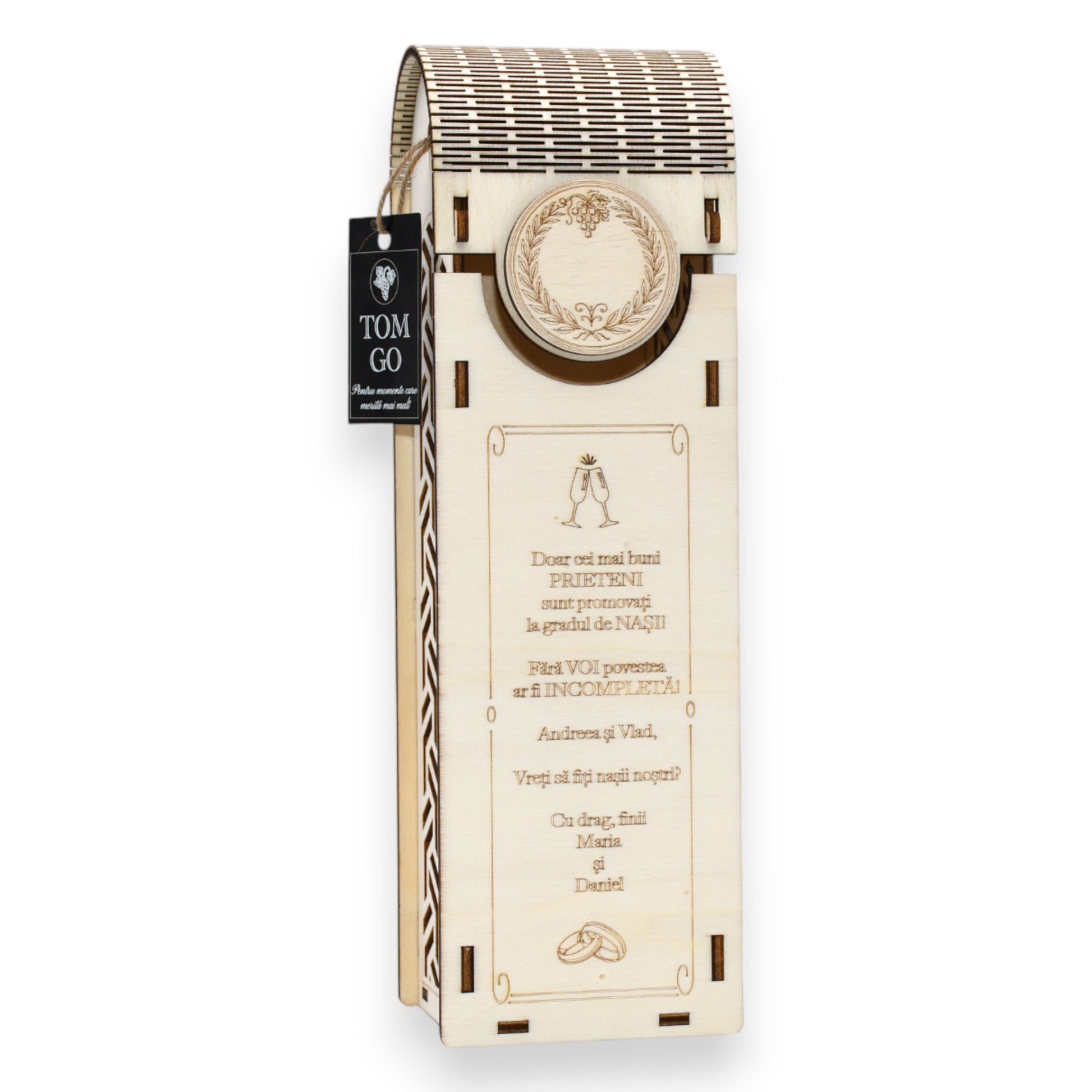 Cutie cadou din lemn pentru vin, cu laterale decupate în model geometric modern și gravură text.