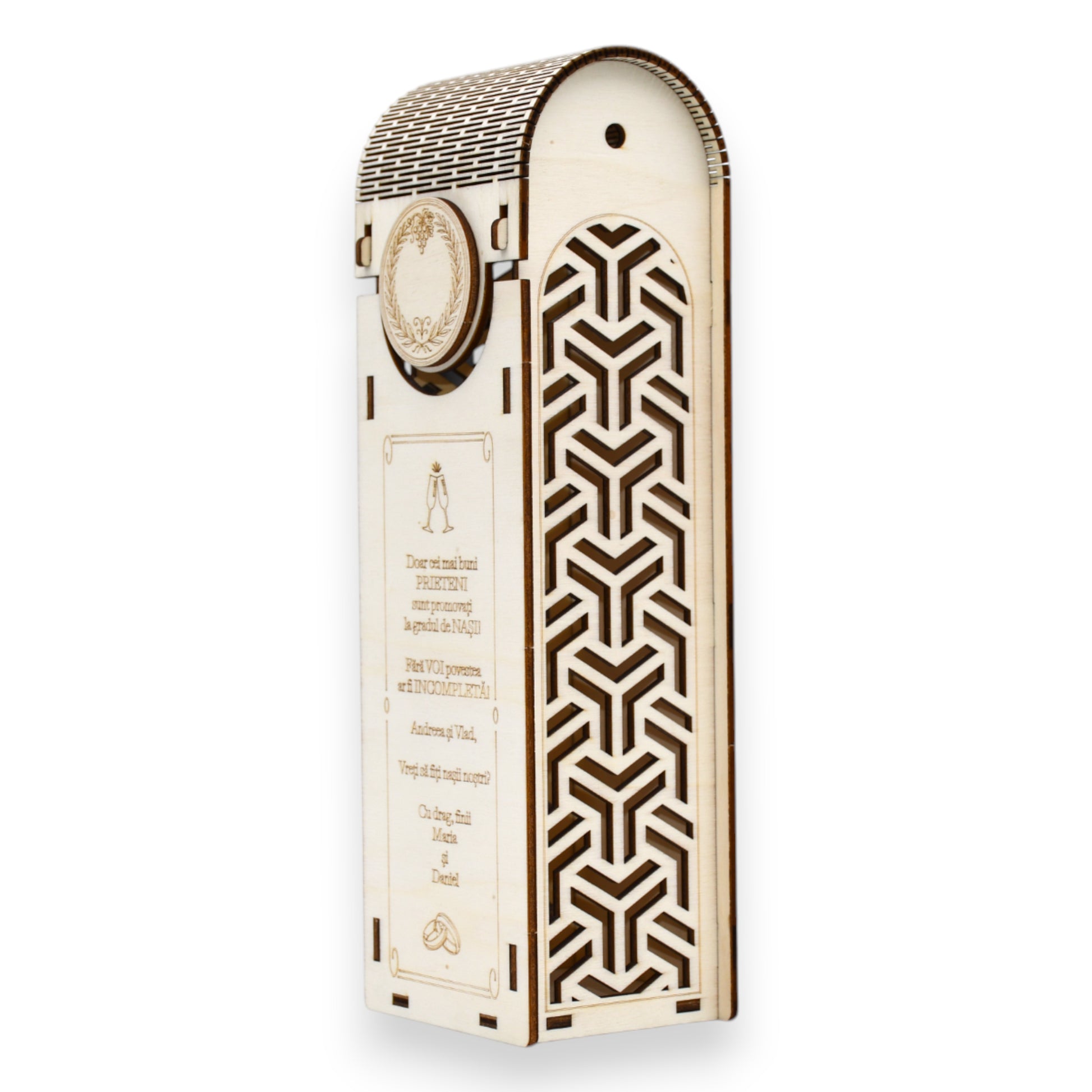 Cutie din lemn pentru vin, cu design premium și decupaje 3D pe laterale, perfectă pentru ocazii speciale.