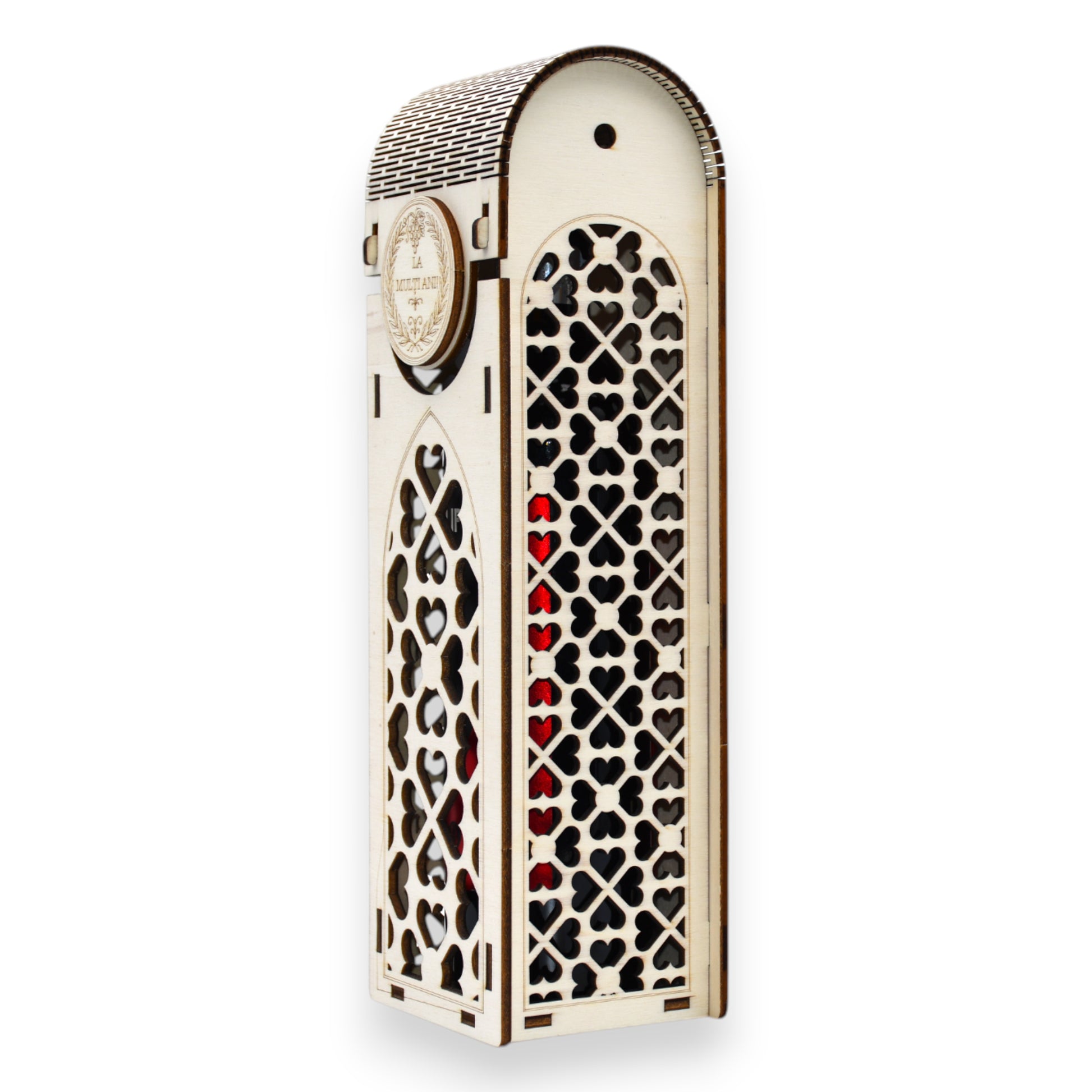 Cutie decorativă din lemn pentru vin, cu laturi decupate și detalii fine, potrivită pentru ocazii speciale.