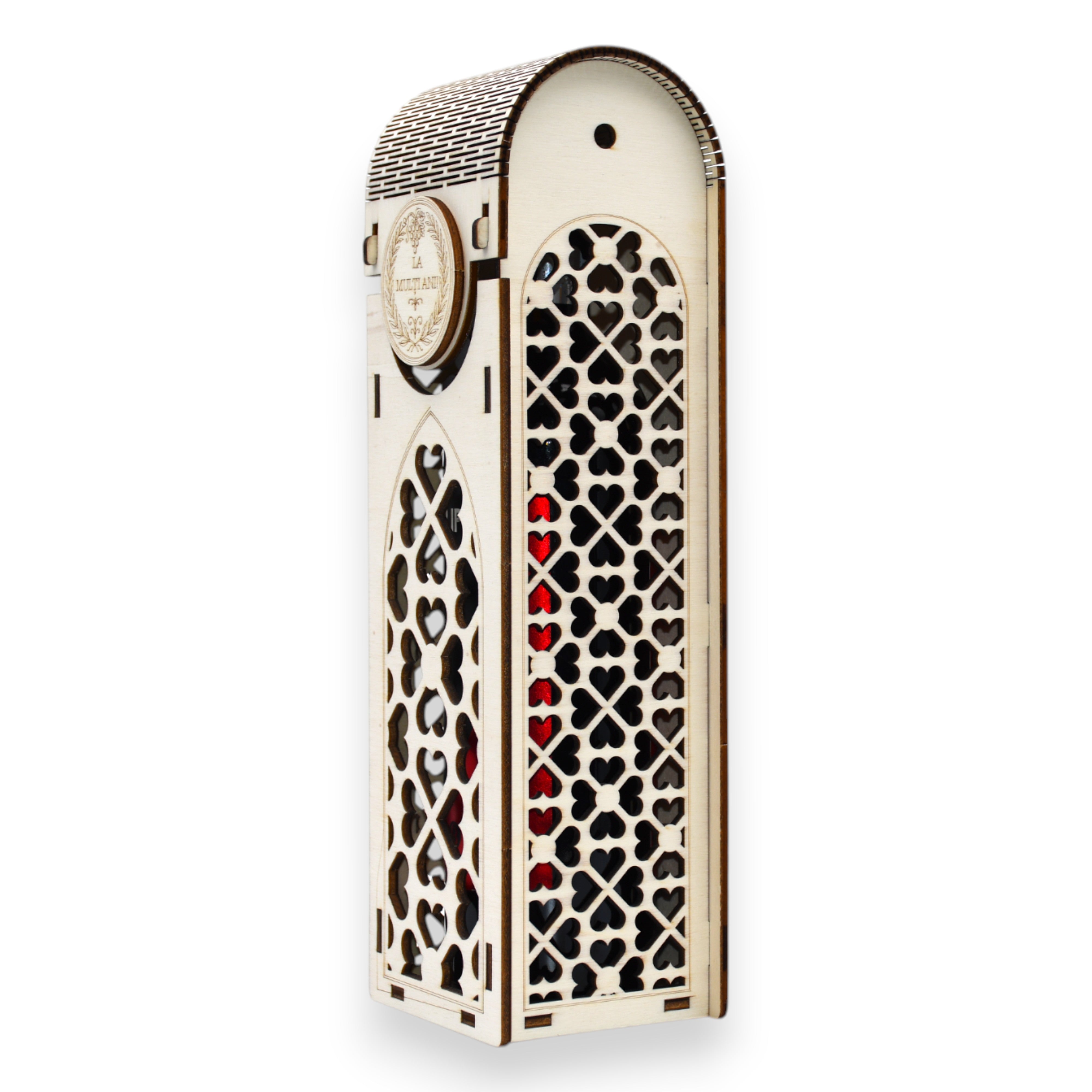 Cutie decorativă din lemn pentru vin, cu laturi decupate și detalii fine, potrivită pentru ocazii speciale.