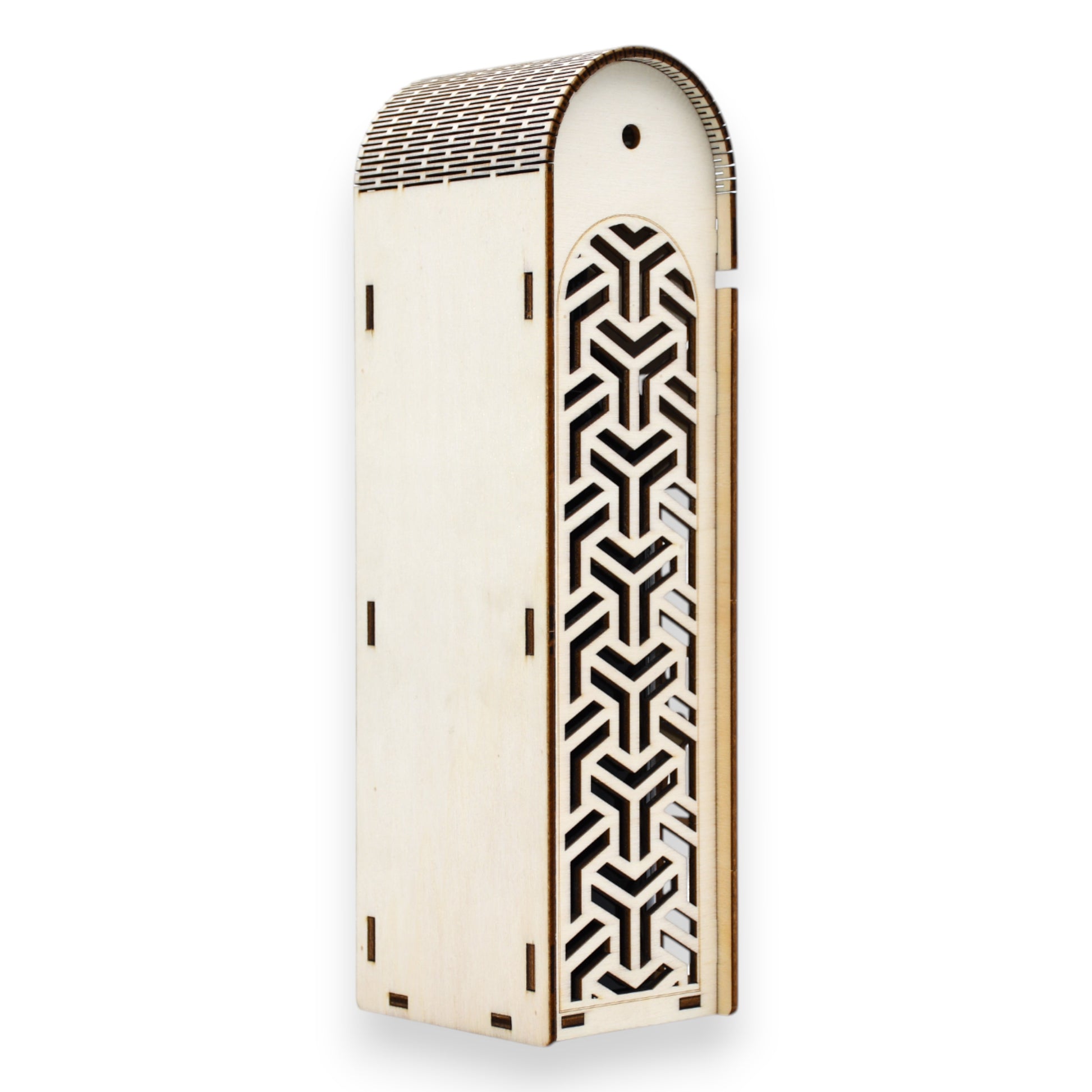 Cutie din lemn pentru vin, cu model geometric hexagonal decupat, capac arcuit și finisaj natural, cadou elegant.