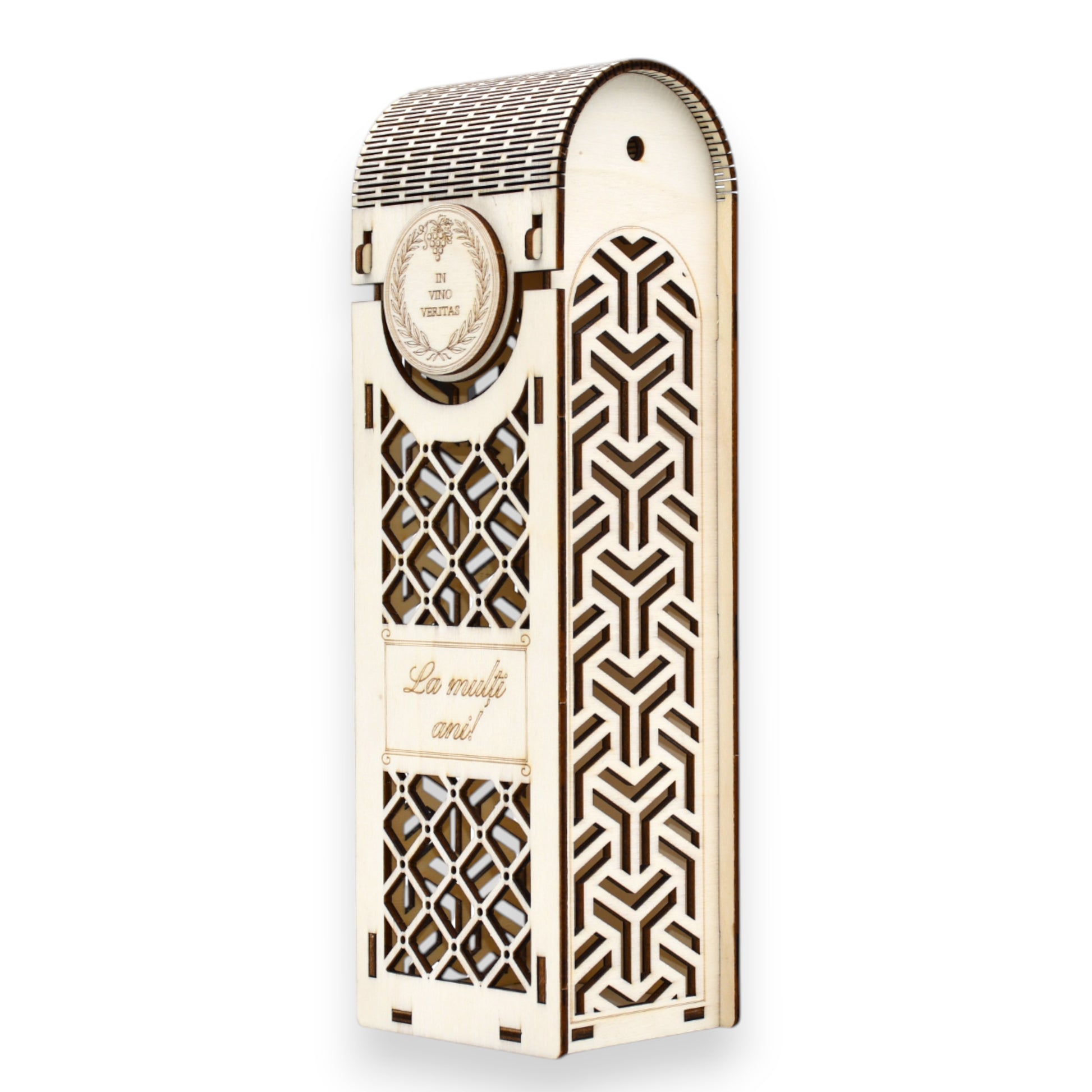 Cutie lemn gravată „La mulți ani” cu decupaje hexagonale pe laterale, design modern pentru sticle de vin cadou.