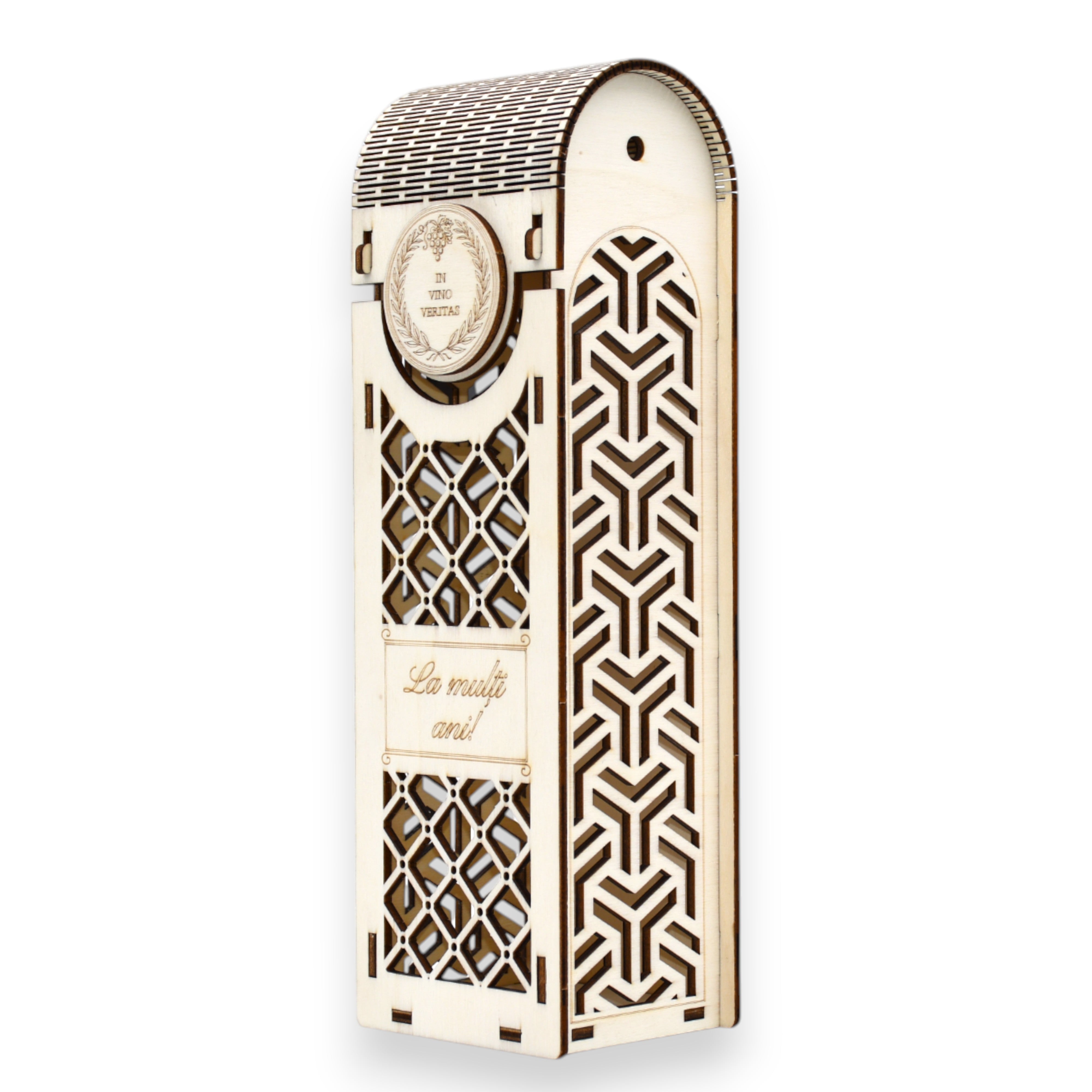 Cutie lemn gravată „La mulți ani” cu decupaje hexagonale pe laterale, design modern pentru sticle de vin cadou.