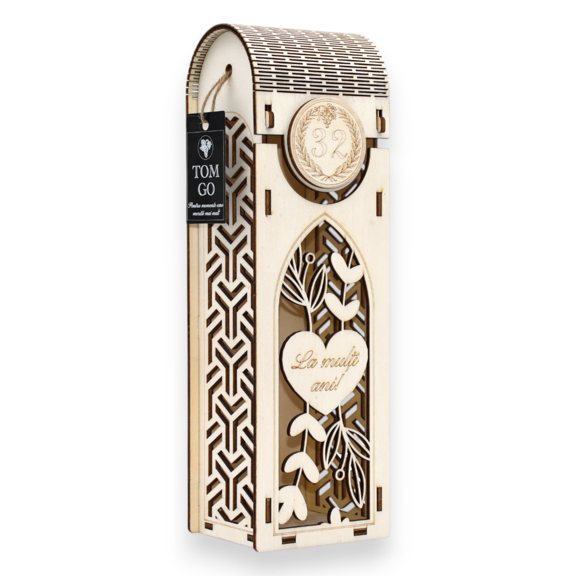 Cutie vin „La mulți ani!” din lemn, cu model hexagonal și elemente florale decupate, ideală pentru cadouri aniversare.