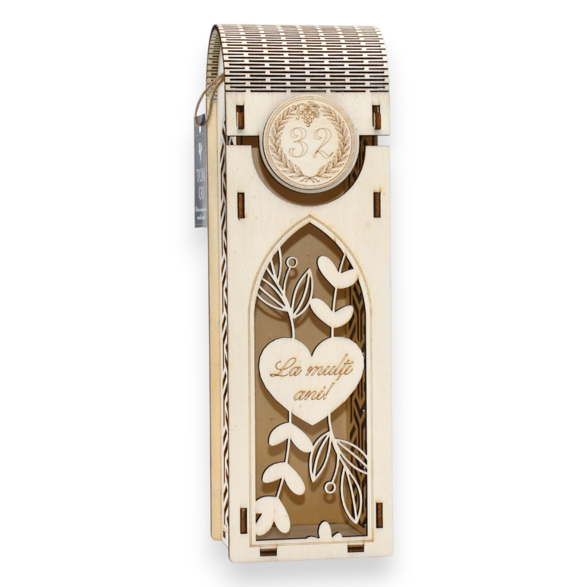 Ambalaj vin din lemn personalizat, cu model hexagonal și gravură „La mulți ani!”, finisaj natural.