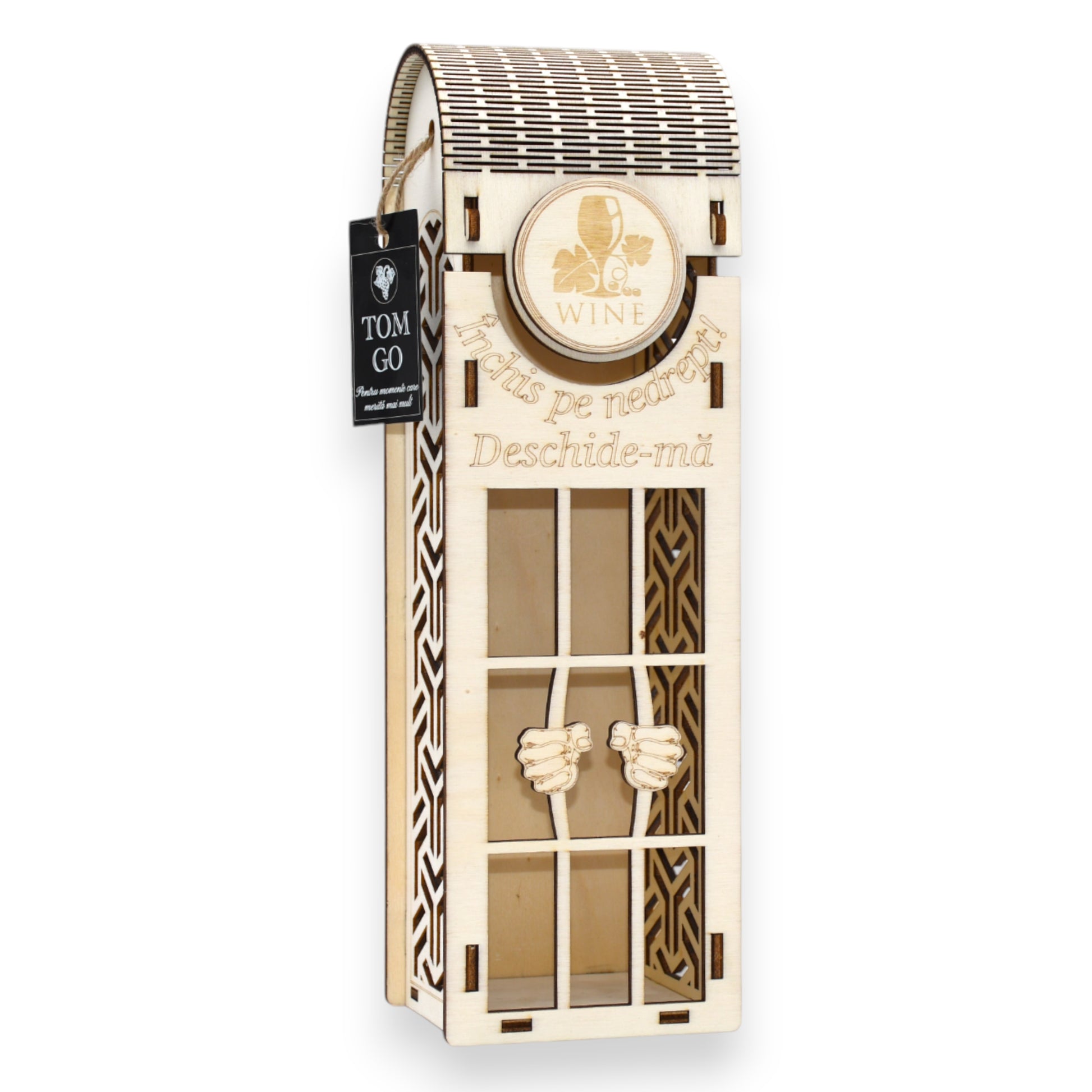 Ambalaj cadou tip închisoare pentru vin, cu mâini gravate și elemente decupate – stil creativ și amuzant