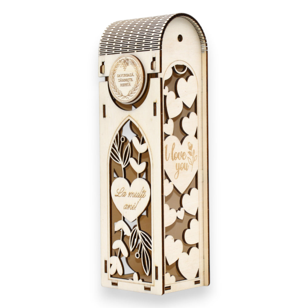 Ambalaj vin din lemn cu decupaje inimioare și mesaj „I love you”, gravură „La mulți ani!”, cadou elegant pentru cupluri.