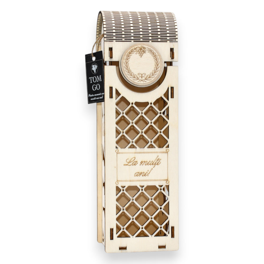 Cutie vin lemn gravată „La mulți ani”, design cu inimi decupate și capac arcuit, ideală pentru cadouri de cuplu.