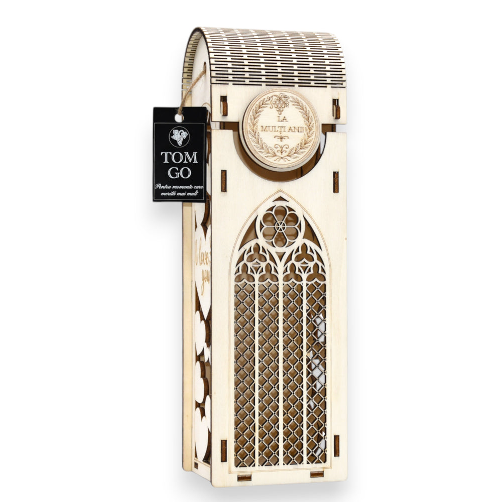 Cutie elegantă pentru sticlă de vin, din lemn, cu gravură de dragoste și decupaje inimioare
