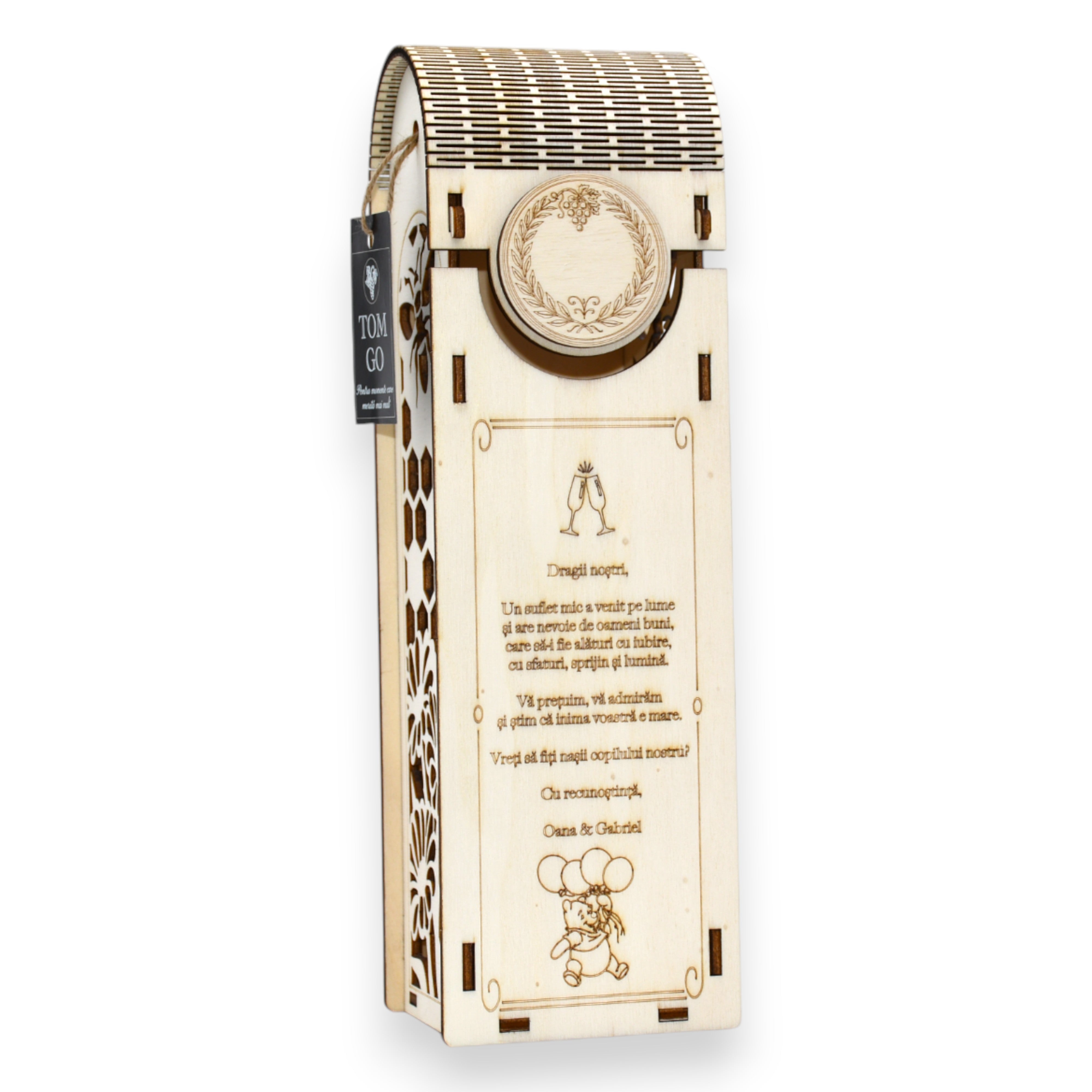 Cutie vin lemn personalizată cu mesaj gravat și decor fagure și flori decupate pe lateral