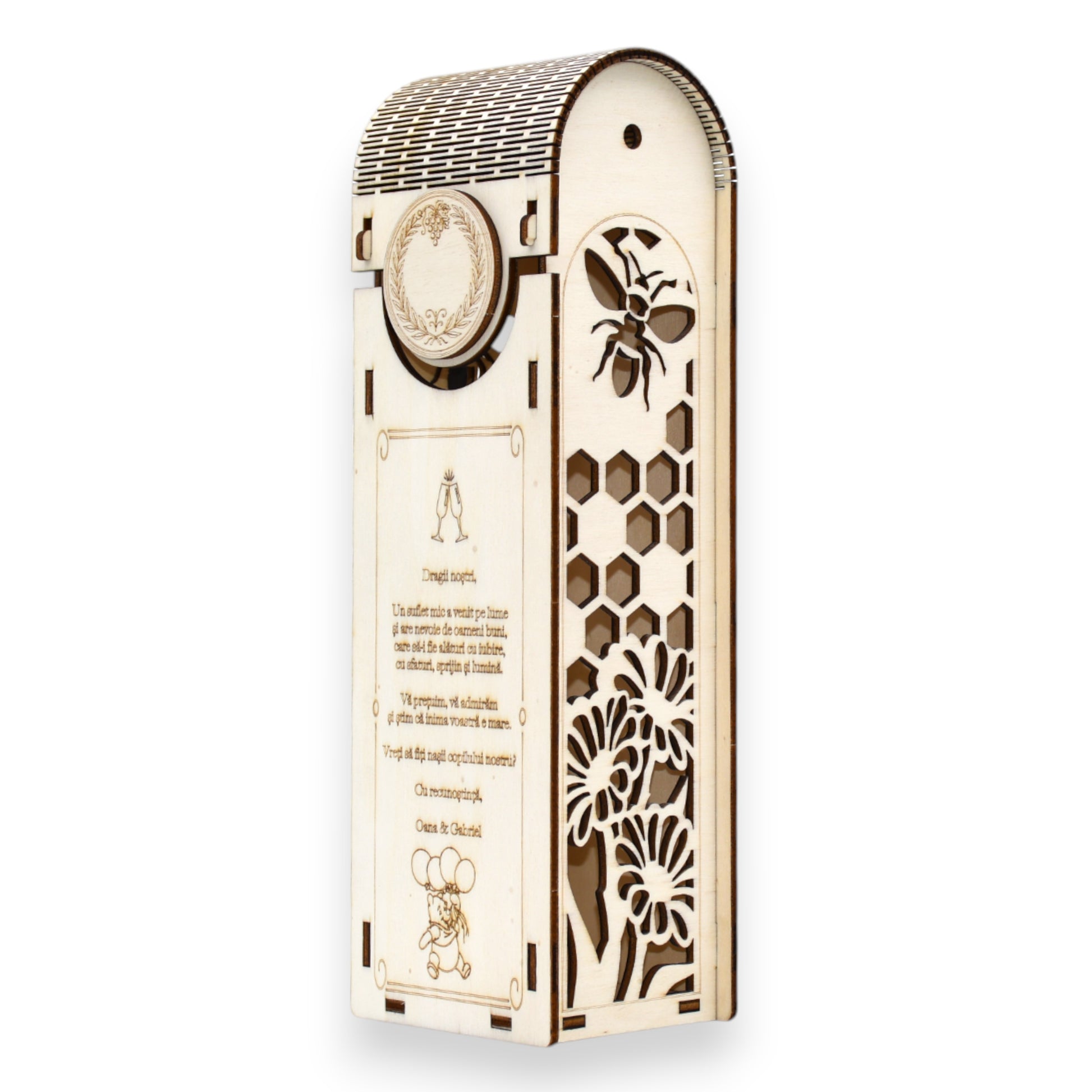 Cutie din lemn pentru vin, gravată cu mesaj personalizat, model fagure cu albină și flori decupate