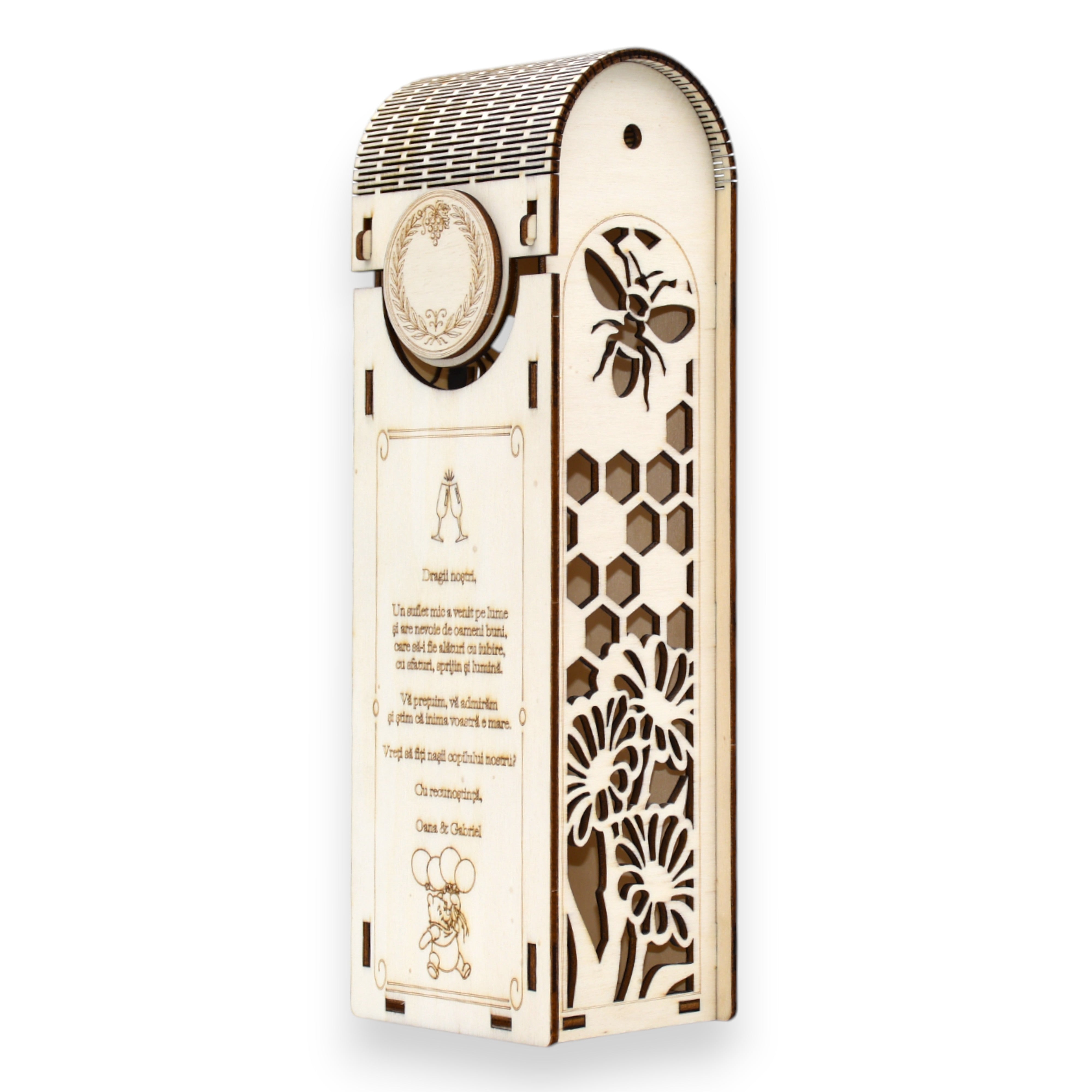 Cutie din lemn pentru vin, gravată cu mesaj personalizat, model fagure cu albină și flori decupate