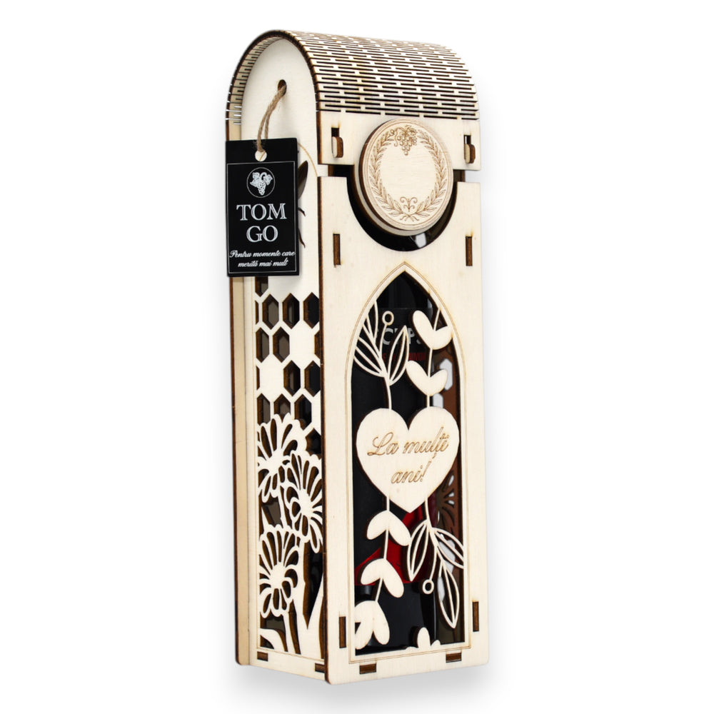 Cutie lemn personalizată „La mulți ani!” cu decupaj floral și fagure, ideală pentru ambalarea sticlei de vin.