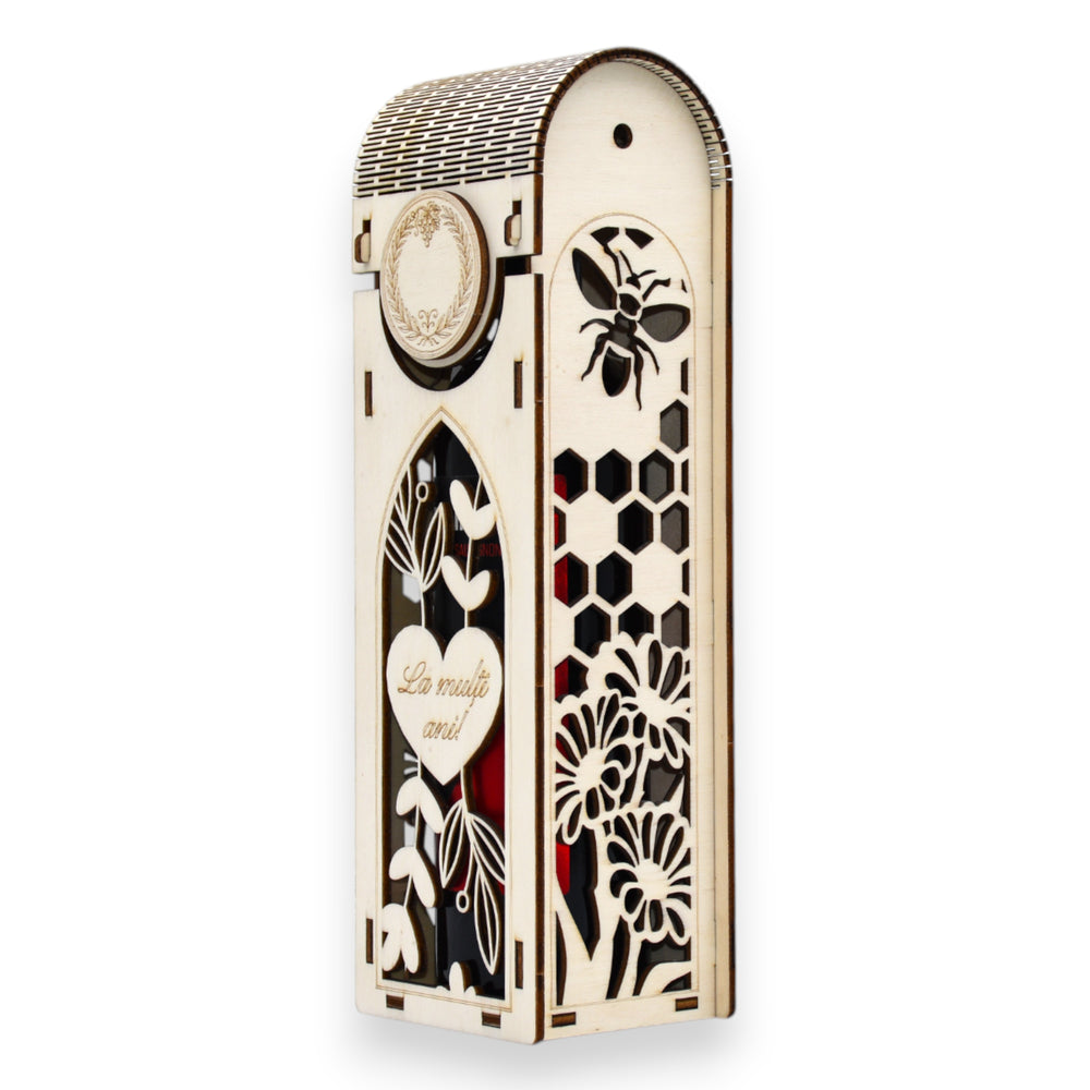 Cutie vin din lemn cu decupaj fagure și flori, mesaj gravat „La mulți ani!”, stil premium pentru cadouri speciale.