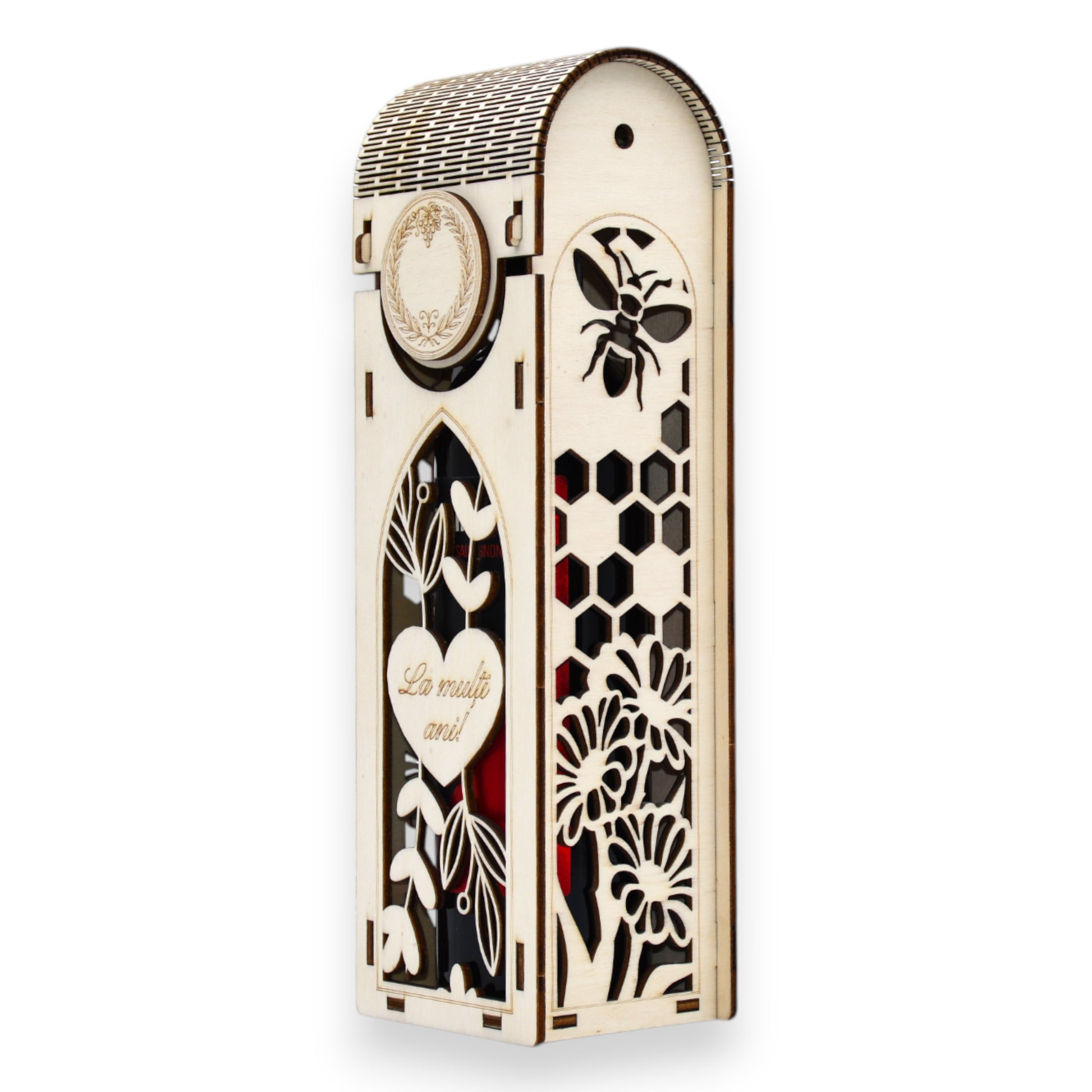 Cutie vin din lemn cu decupaj fagure și flori, mesaj gravat „La mulți ani!”, stil premium pentru cadouri speciale.