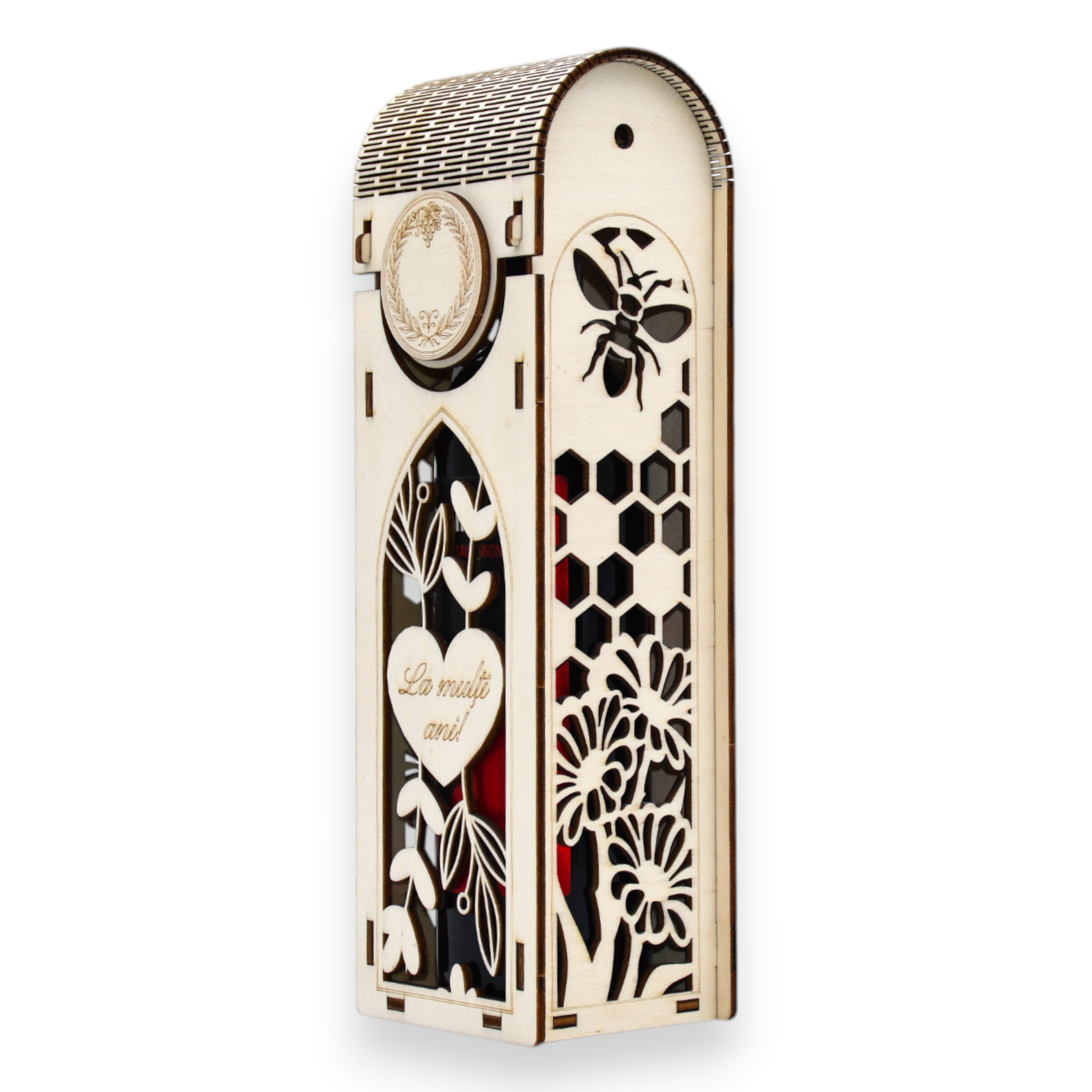 Cutie vin din lemn cu decupaj fagure și flori, mesaj gravat „La mulți ani!”, stil premium pentru cadouri speciale.