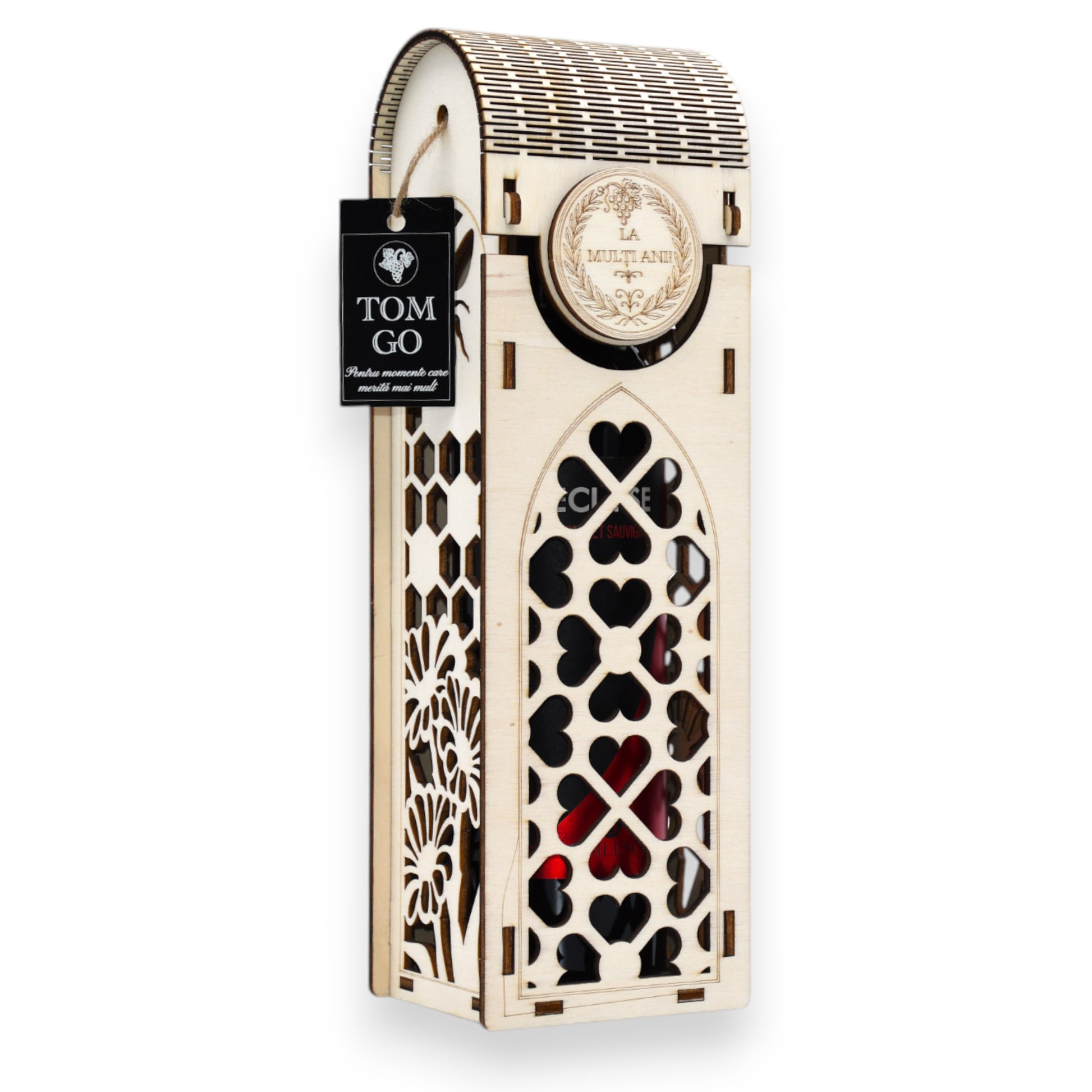 Cutie vin lemn gravată „La mulți ani”, decupaj frontal cu inimioare, laterale cu fagure și flori, stil rustic.