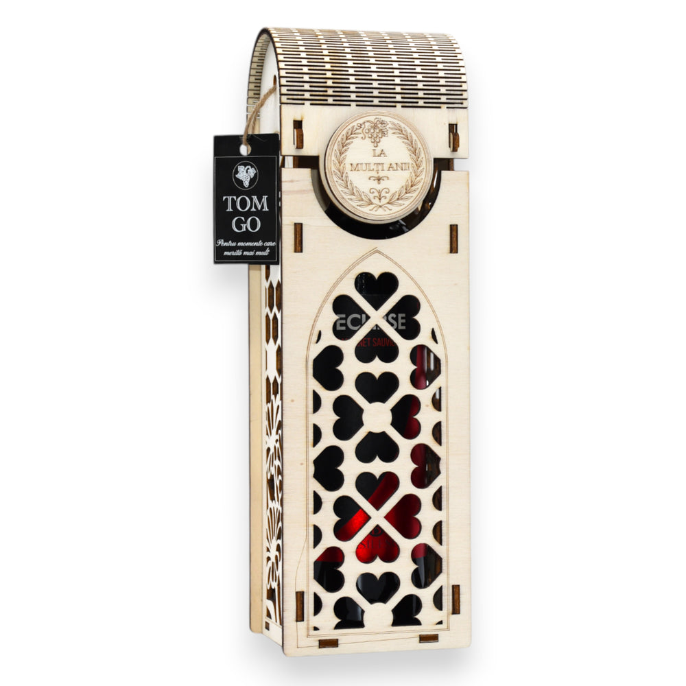 Cutie lemn pentru vin, model inimioare, capac arcuit, gravură „La mulți ani”, ideală pentru cadouri personalizate.