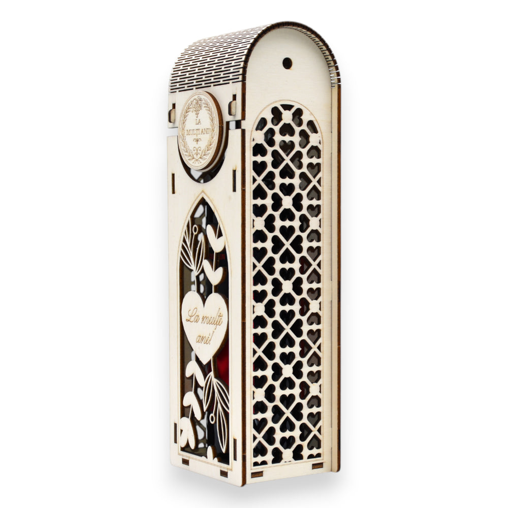 Cutie vin din lemn cu model floral și inimă gravată „La mulți ani”, decupaje laterale decorative