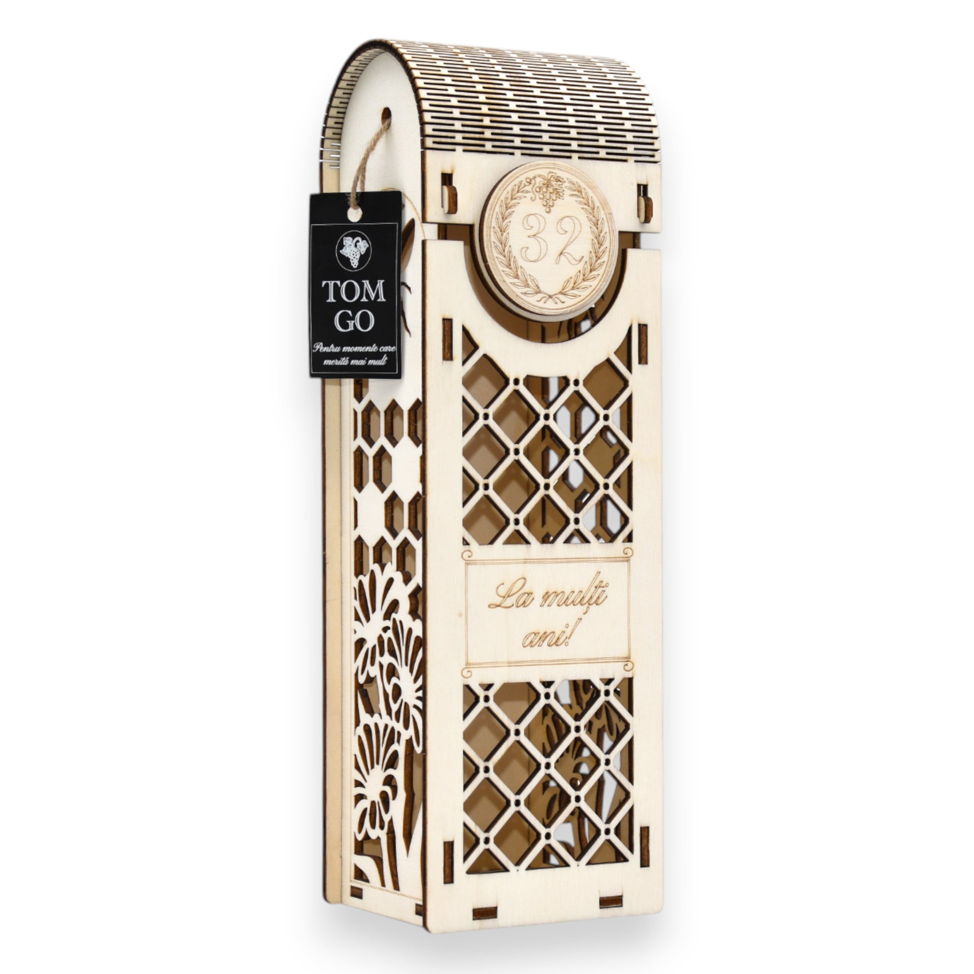  Ambalaj vin din lemn cu gravură „La mulți ani!” și decupaje tip fagure, pentru aniversări.