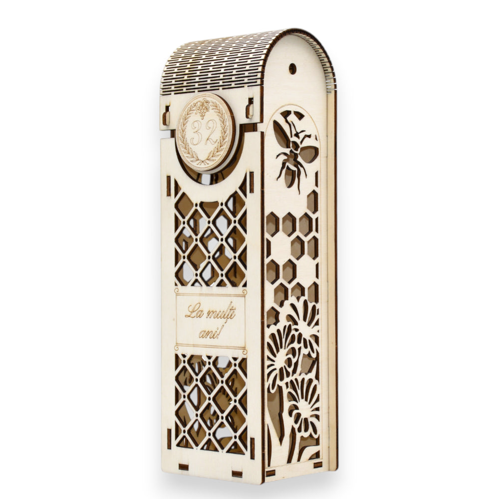 Cutie cadou din lemn pentru sticlă de vin, cu motive de albină, flori și fagure, personalizabilă.