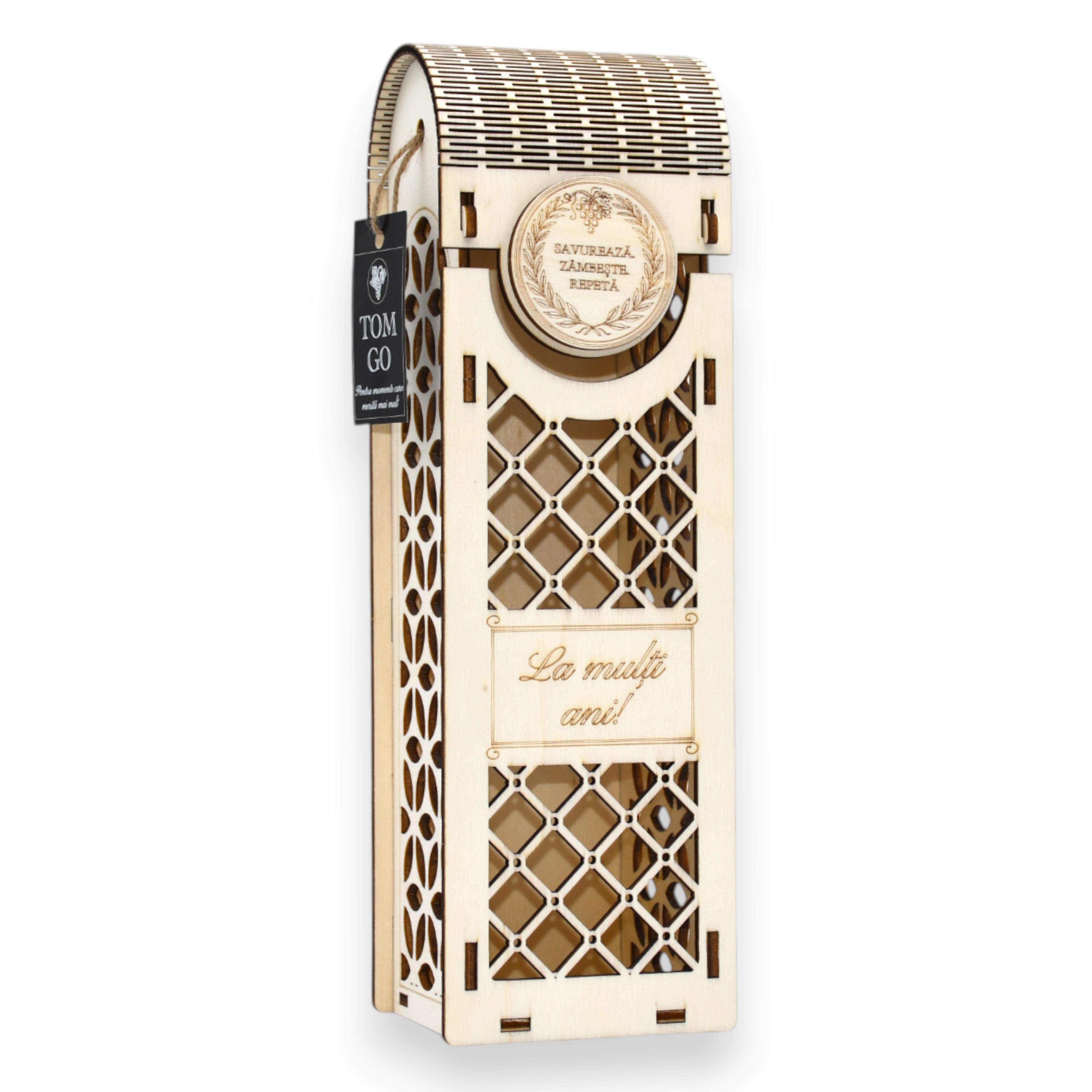 Ambalaj cadou din lemn pentru vin, cu design geometric și mesaj aniversar.