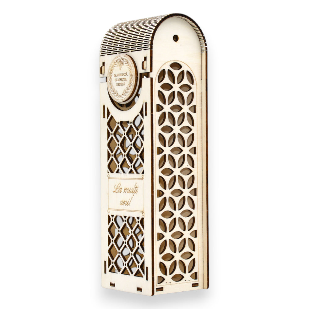 Cutie din lemn cu decupaj geometric și gravură „La mulți ani!”, ideală pentru sticlă de vin.