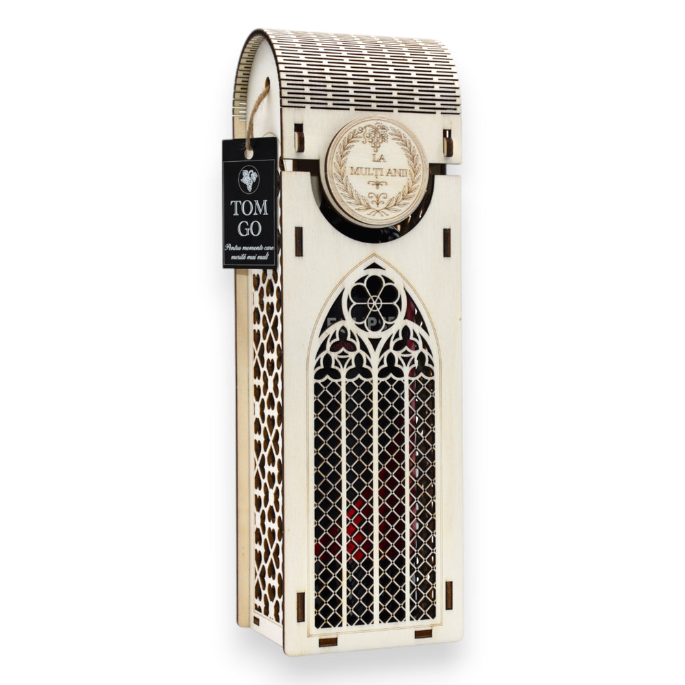 Cutie vin gravată „La mulți ani” cu vitraliu gotic și motive trifoi pe laterale