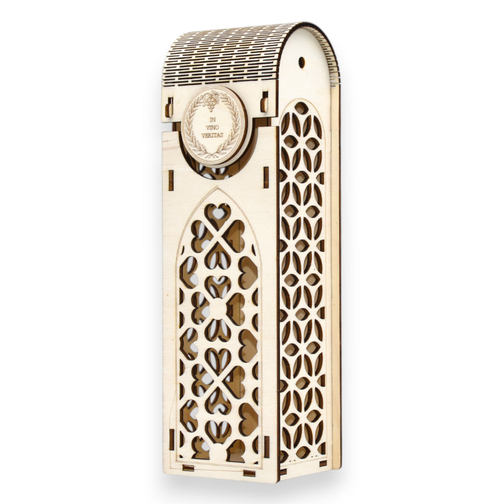 Cutie vin decor gotic, lemn gravat cu inimioare și motive geometrice, capac arcuit, cadou personalizat.