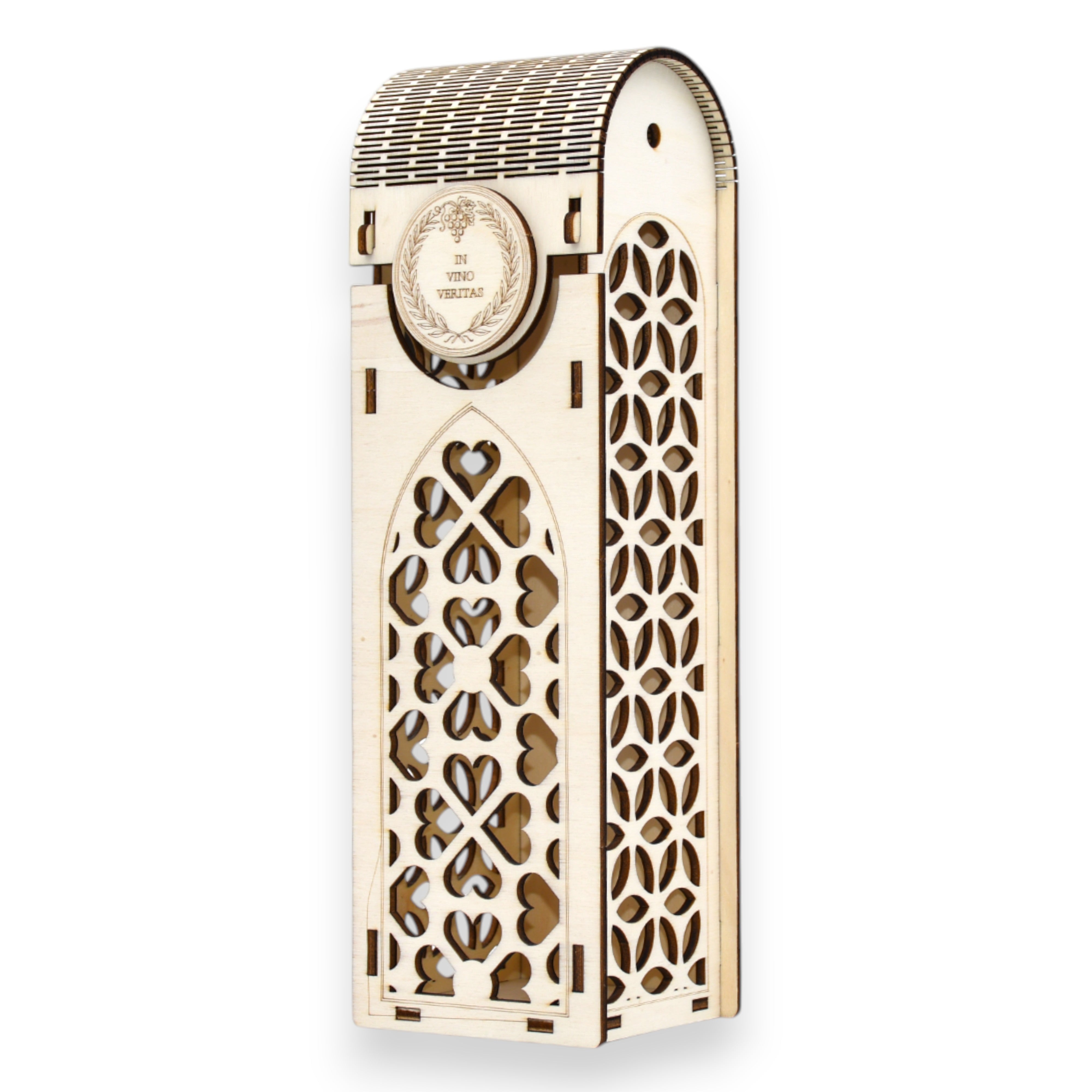 Cutie vin decor gotic, lemn gravat cu inimioare și motive geometrice, capac arcuit, cadou personalizat.